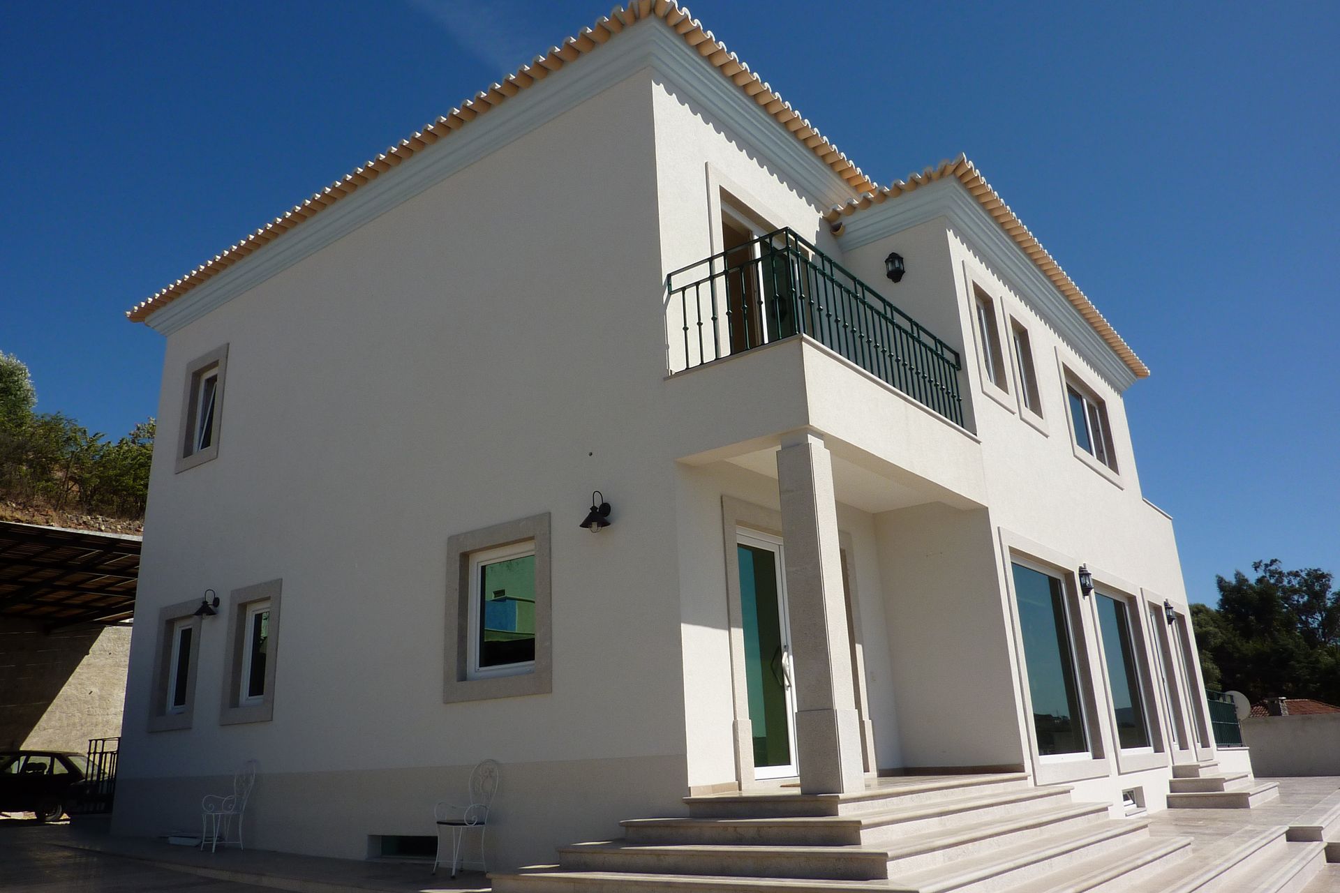 Caixilharia em alumínio e pvc, estores exteriores e interiores.