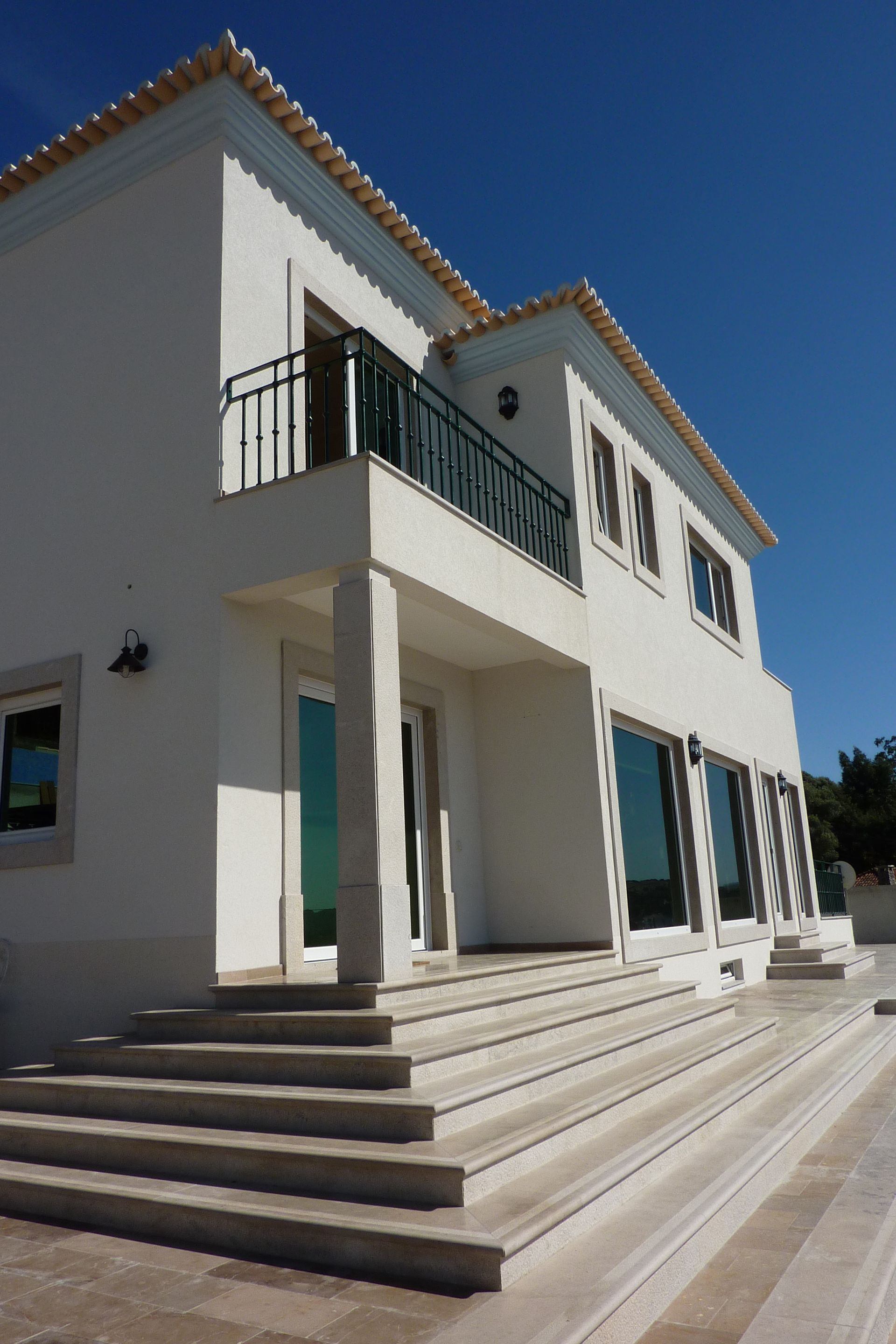 Caixilharia em alumínio e pvc, estores exteriores e interiores.