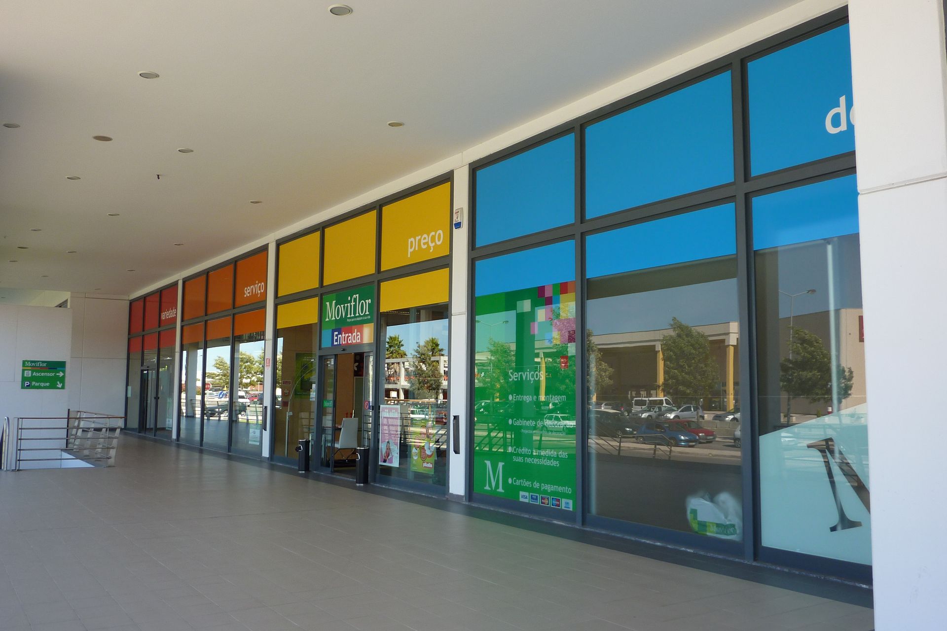 Caixilharia em alumínio e pvc, estores exteriores e interiores.