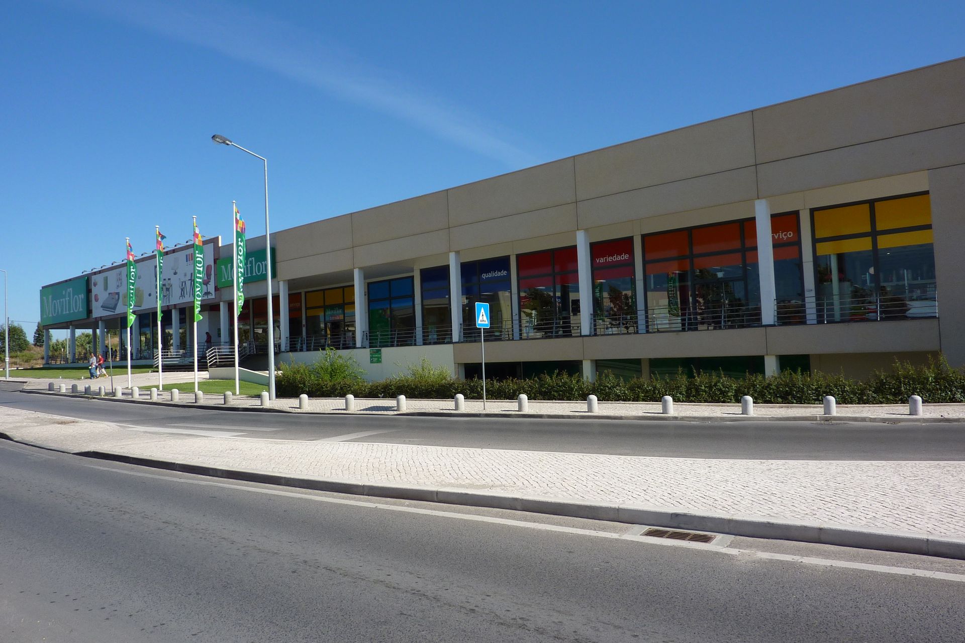 Caixilharia em alumínio e pvc, estores exteriores e interiores.