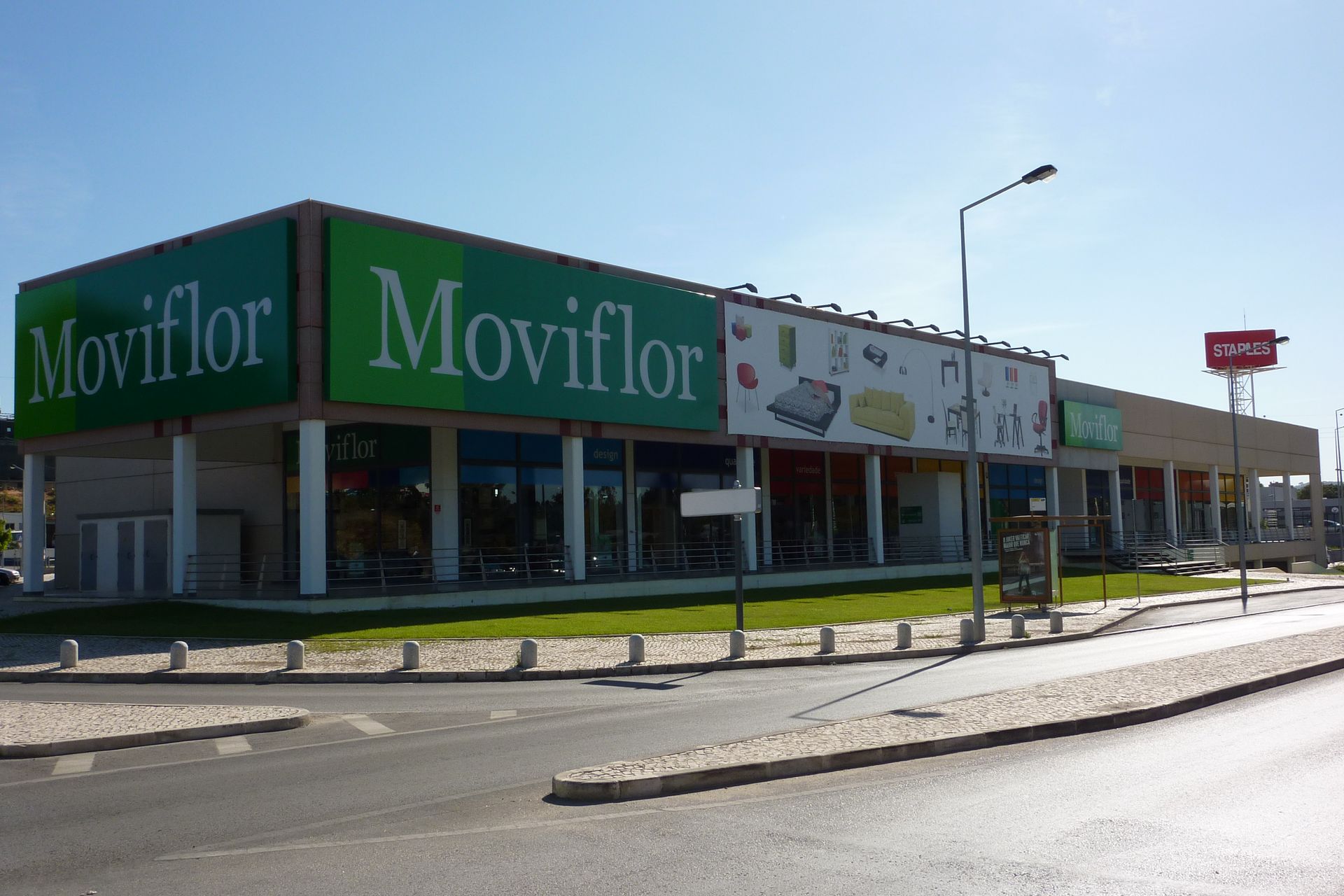 Caixilharia em alumínio e pvc, estores exteriores e interiores.