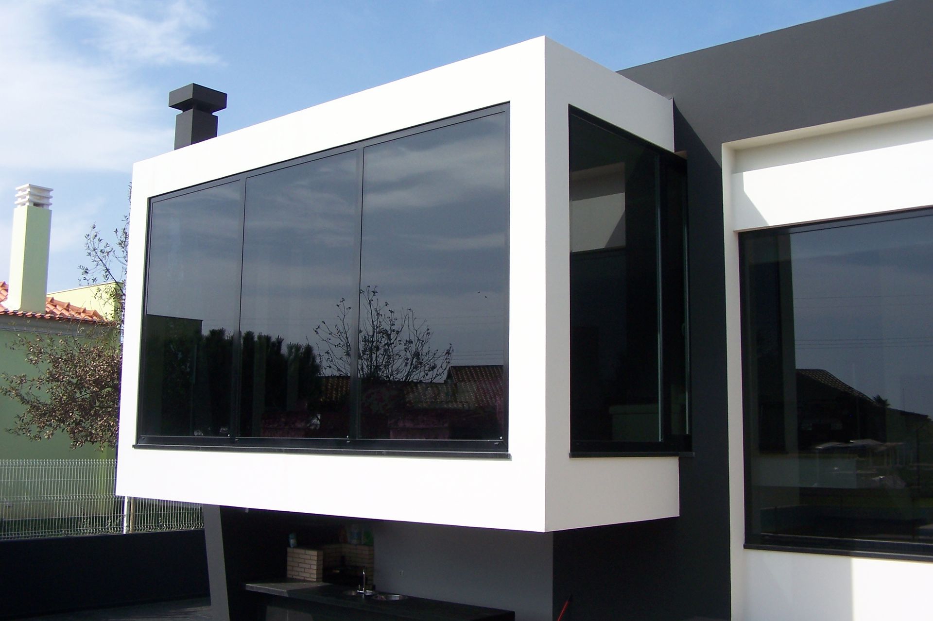 Caixilharia em alumínio e pvc, estores exteriores e interiores.