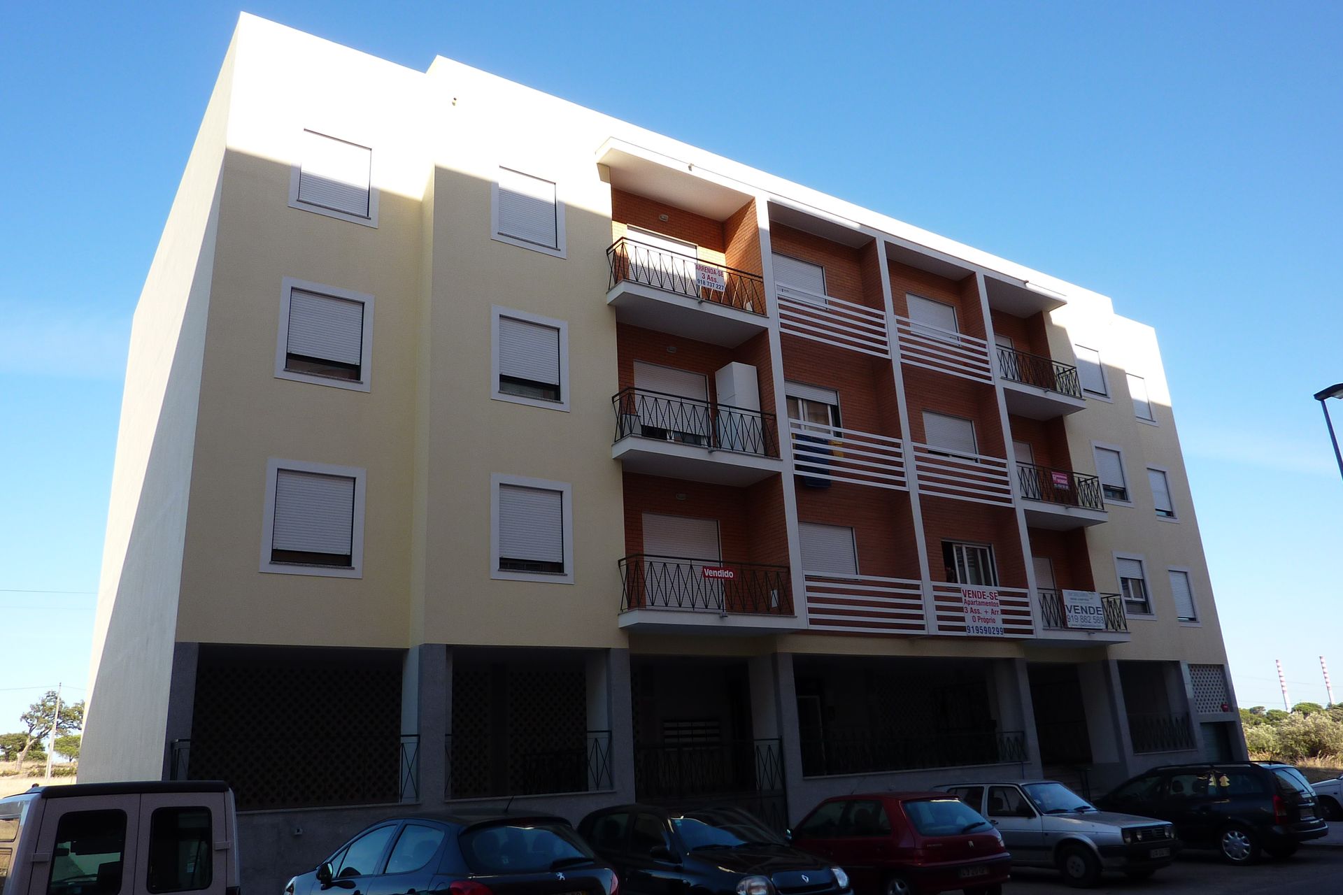 Caixilharia em alumínio e pvc, estores exteriores e interiores.