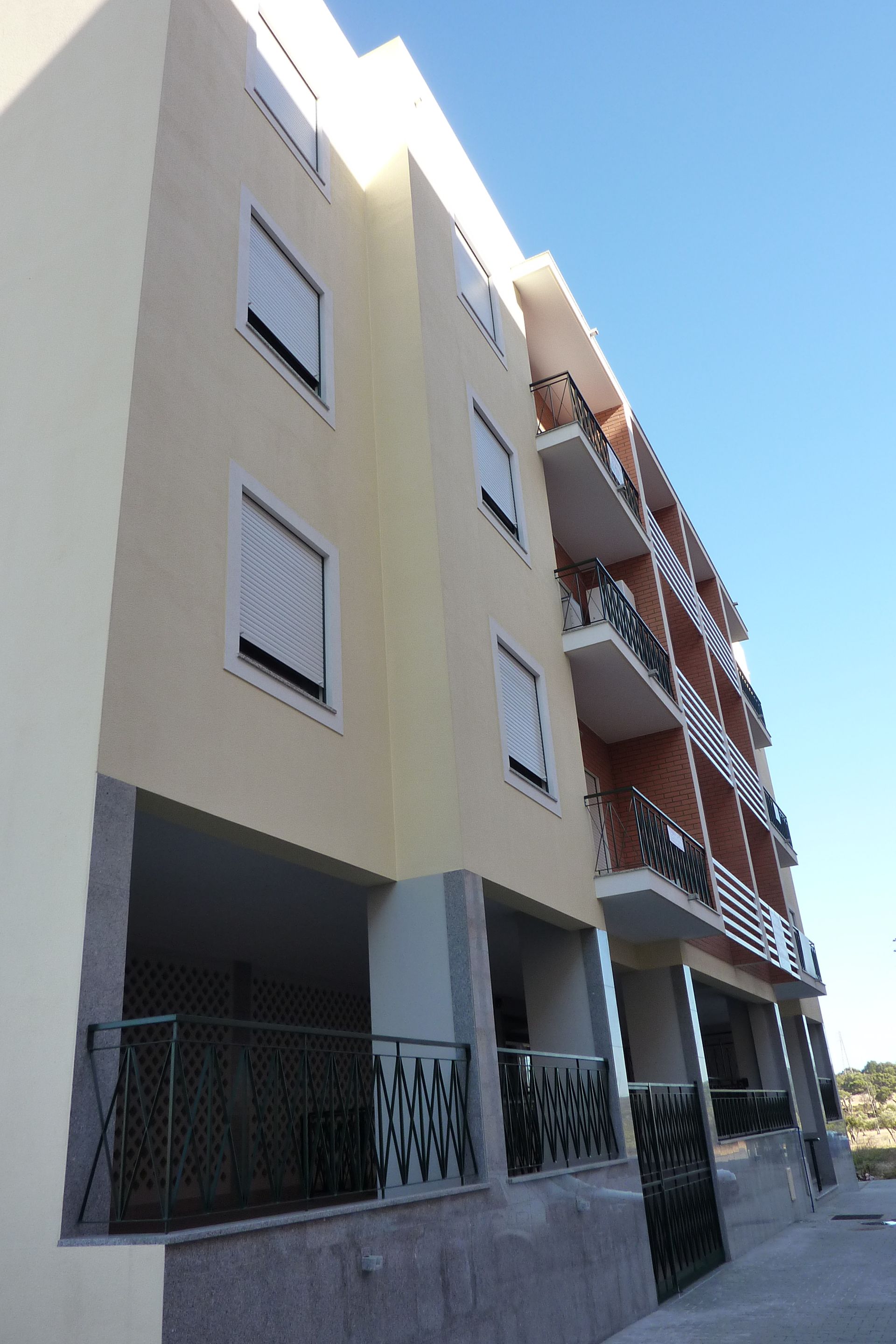 Caixilharia em alumínio e pvc, estores exteriores e interiores.