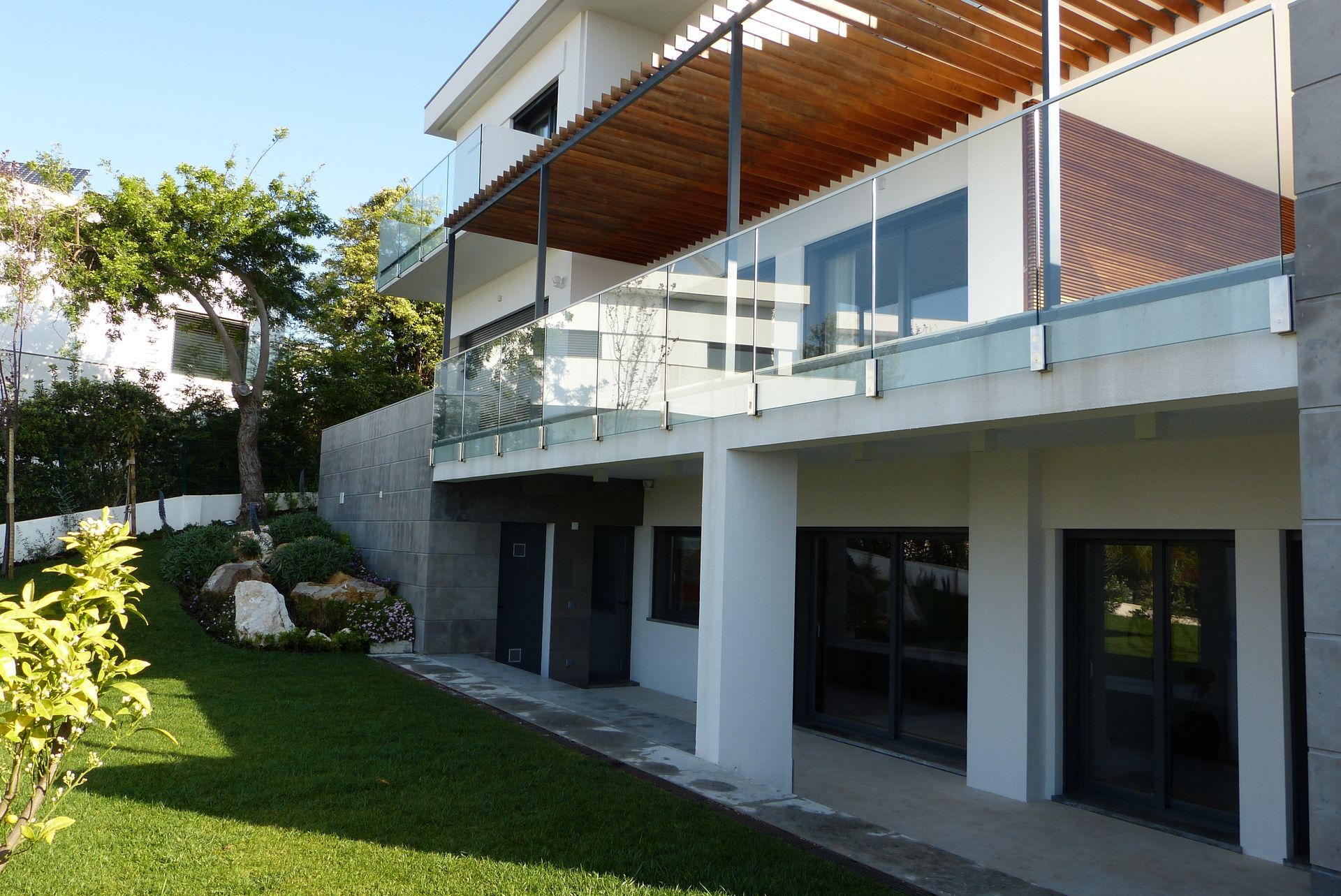 Caixilharia em alumínio e pvc, estores exteriores e interiores.