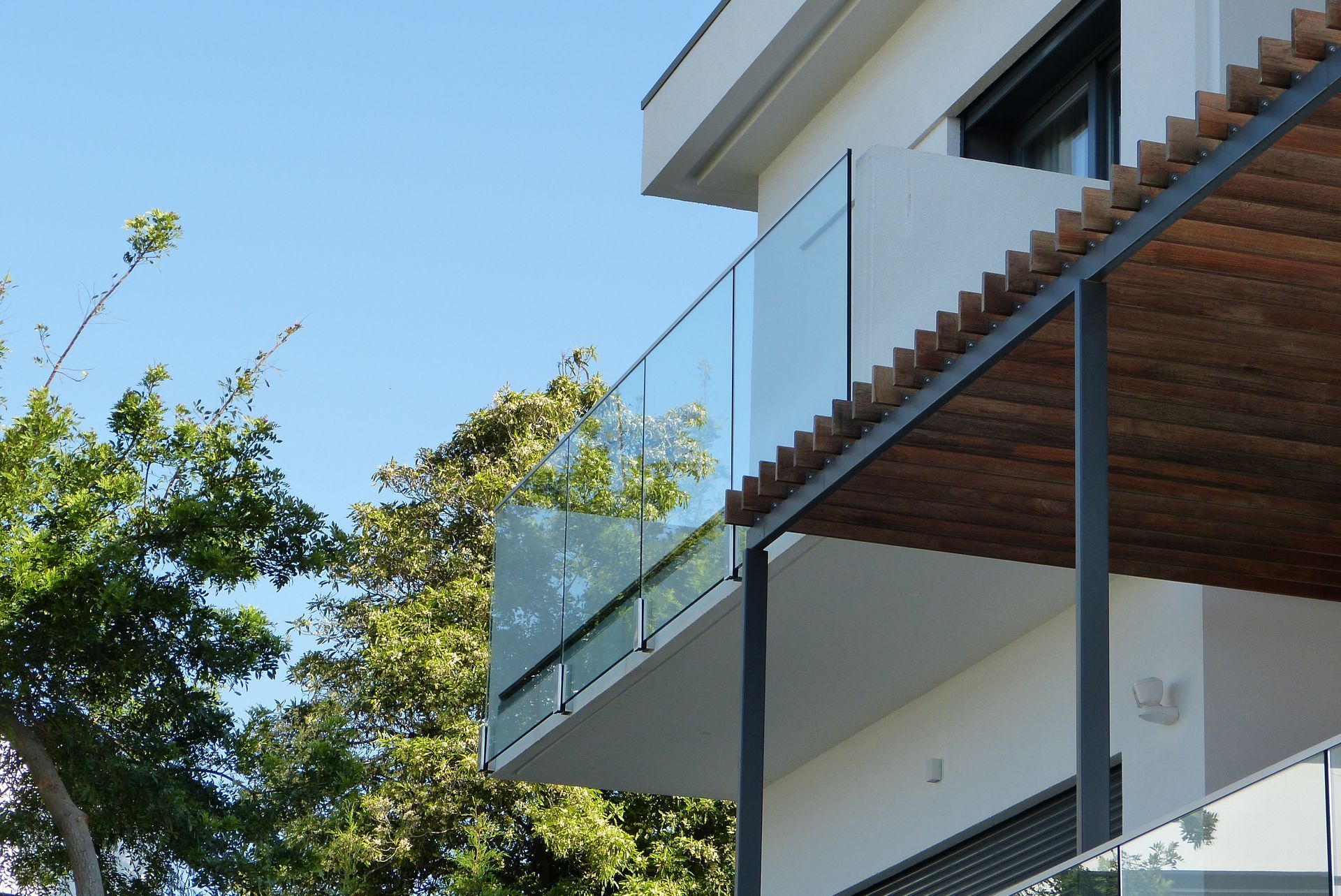 Caixilharia em alumínio e pvc, estores exteriores e interiores.