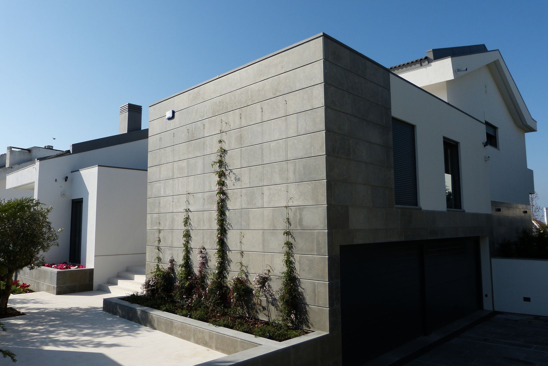 Caixilharia em alumínio e pvc, estores exteriores e interiores.