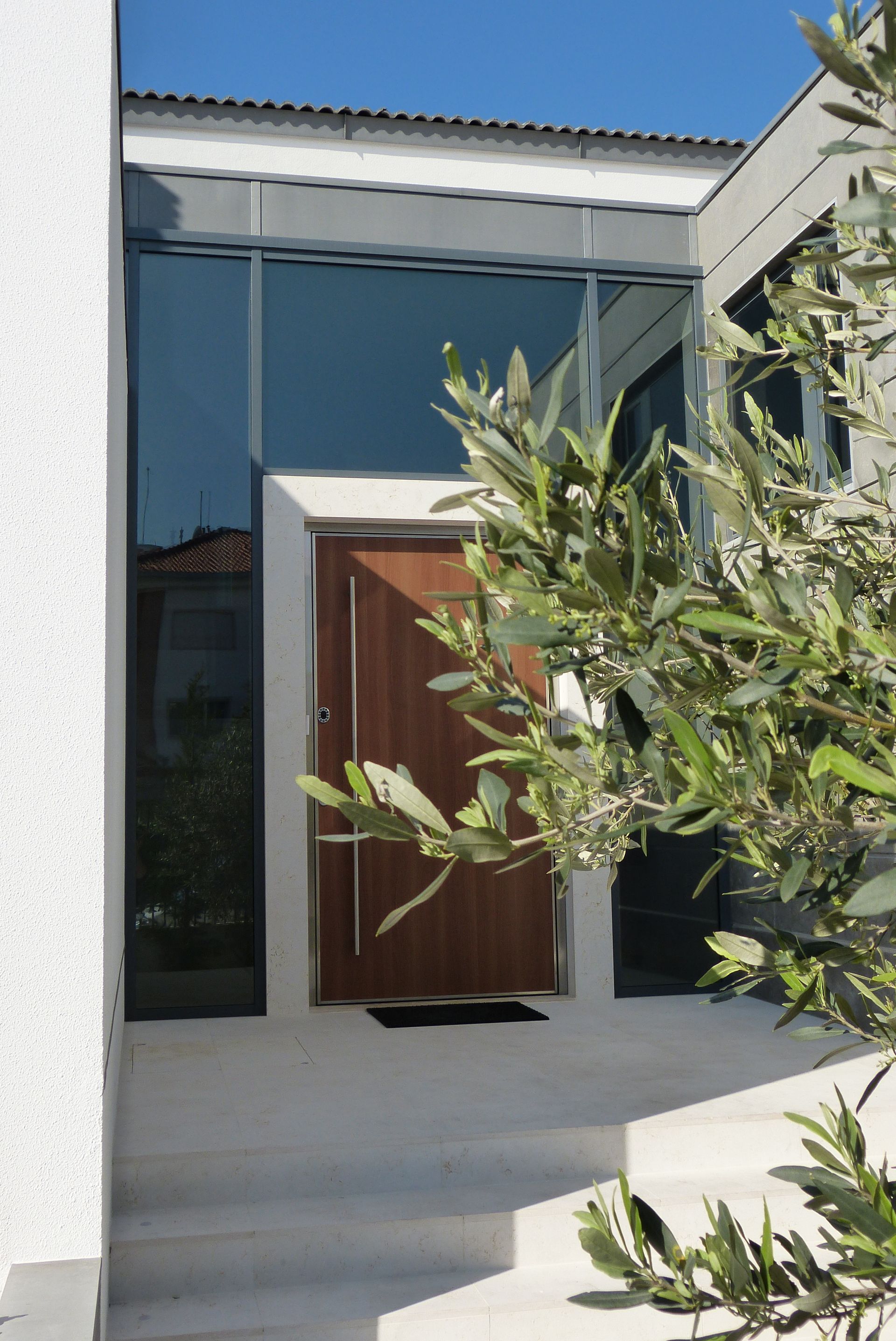 Caixilharia em alumínio e pvc, estores exteriores e interiores.