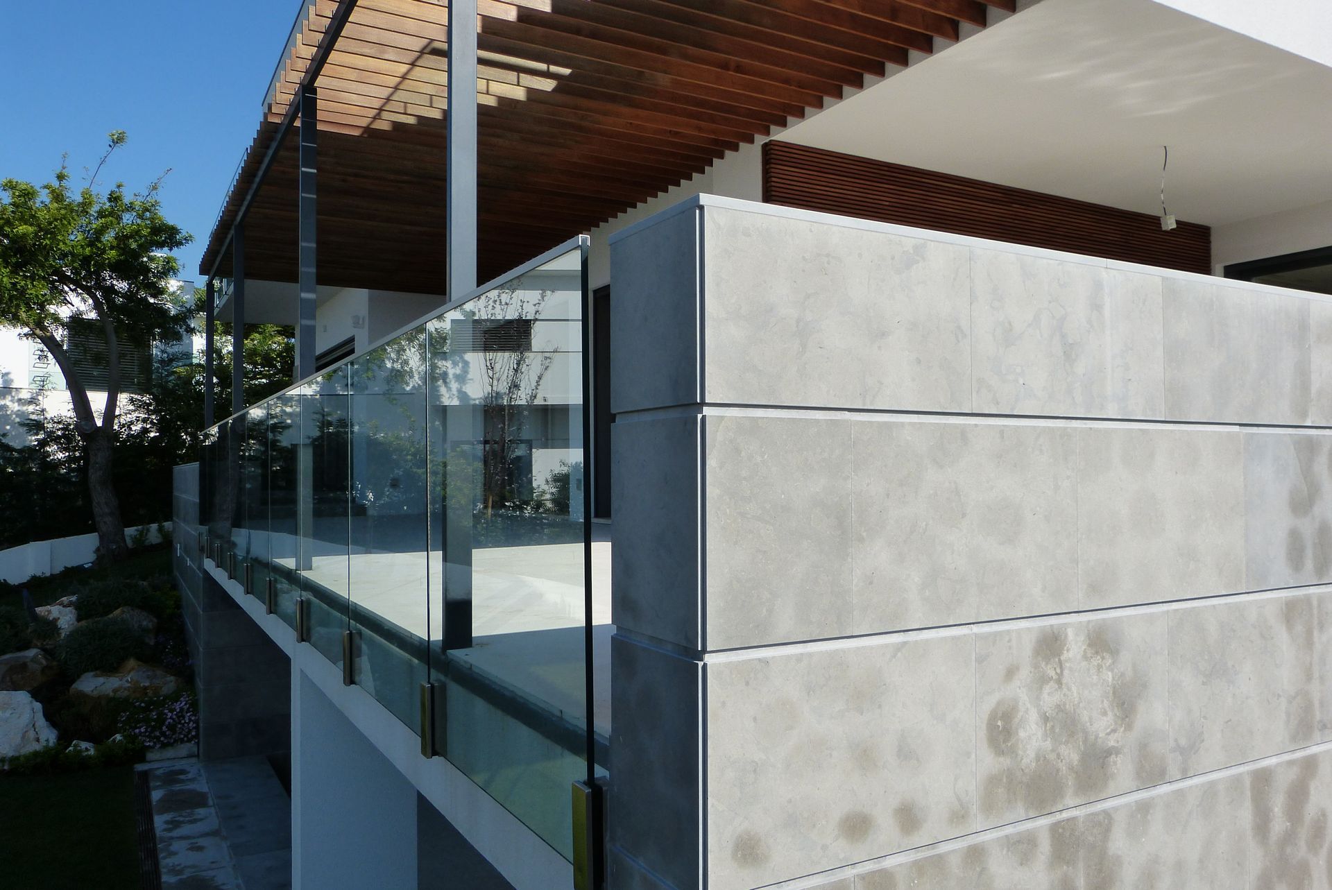 Caixilharia em alumínio e pvc, estores exteriores e interiores.