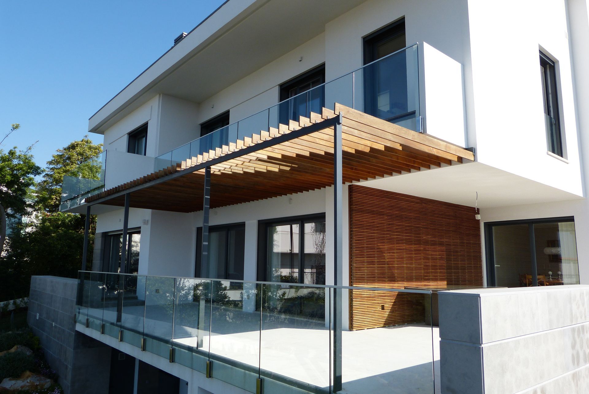 Caixilharia em alumínio e pvc, estores exteriores e interiores.