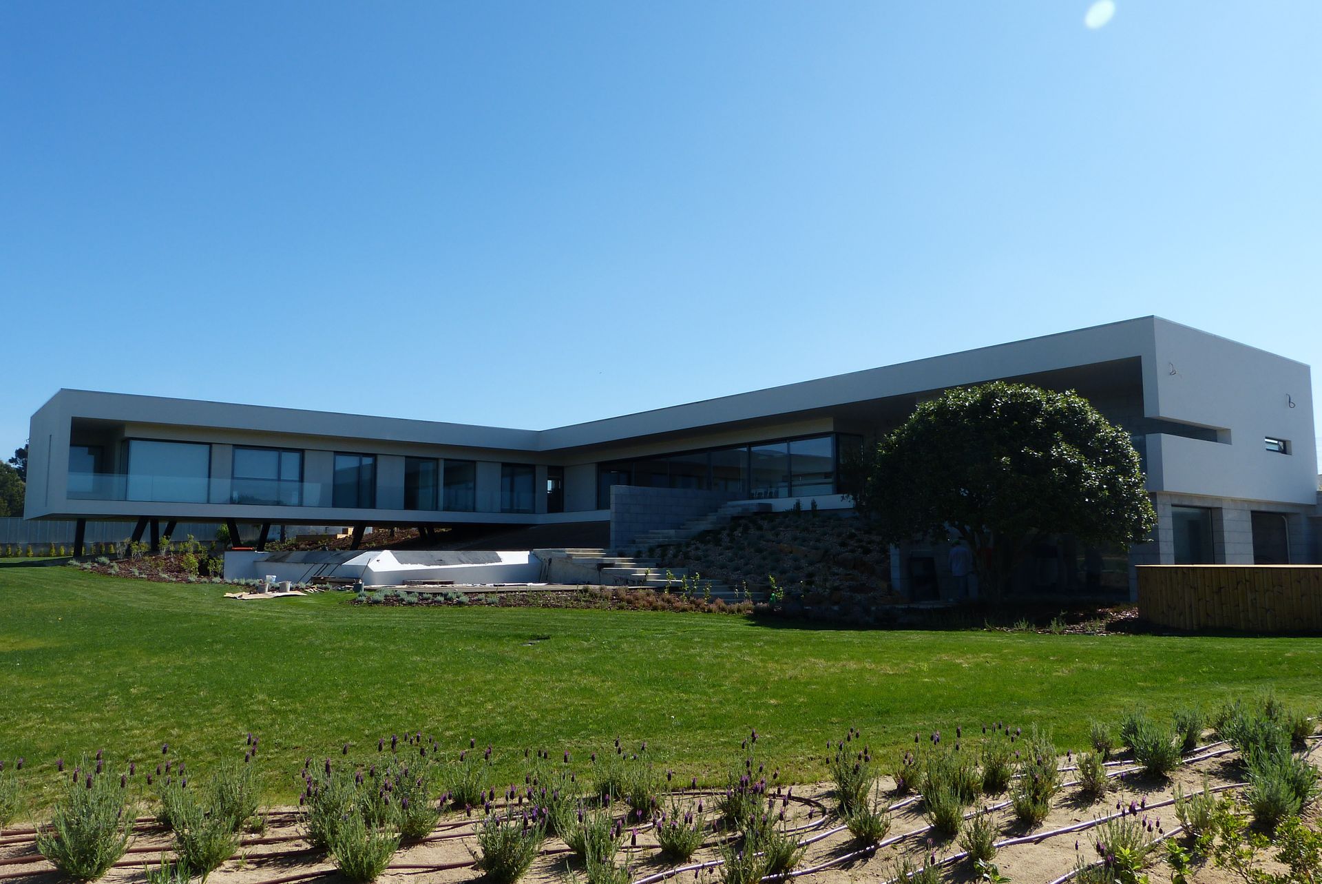 Caixilharia em alumínio e pvc, estores exteriores e interiores.