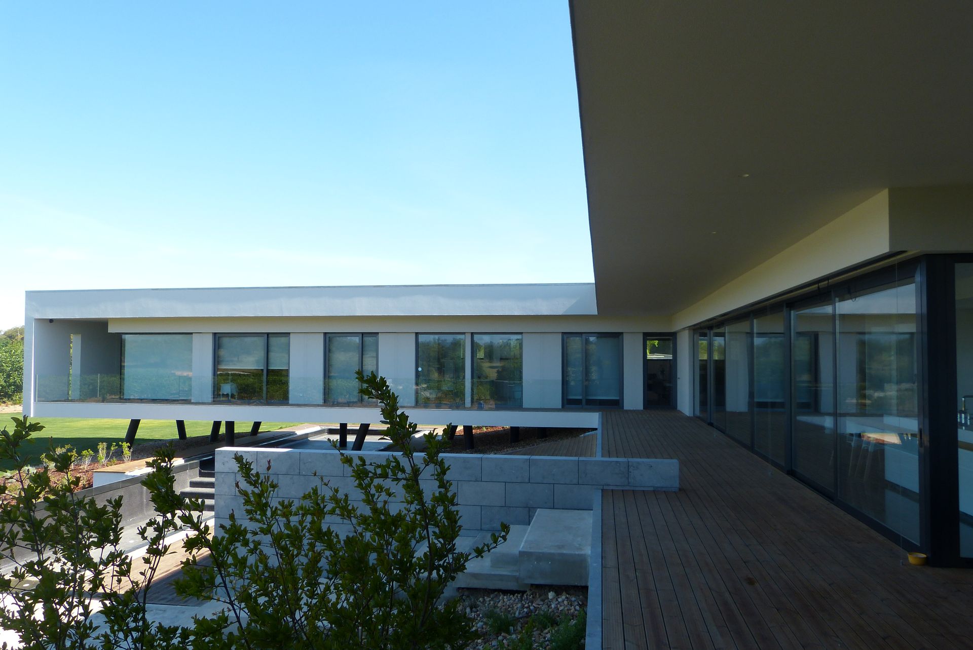 Caixilharia em alumínio e pvc, estores exteriores e interiores.