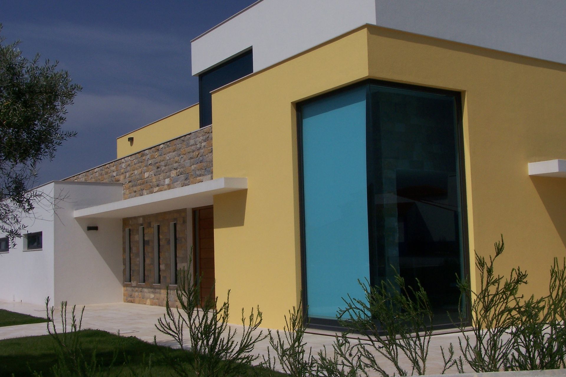 Caixilharia em alumínio e pvc, estores exteriores e interiores.