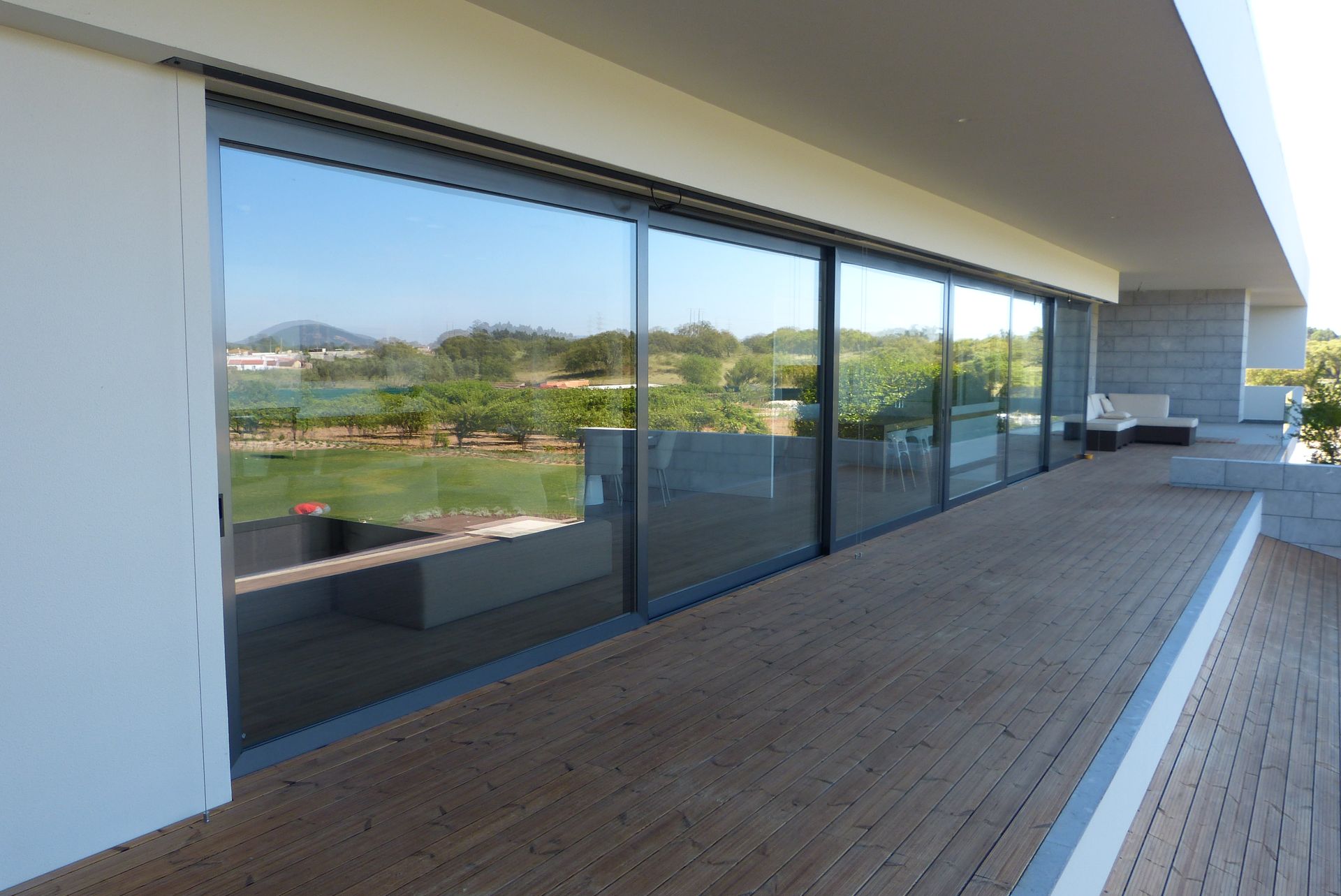 Caixilharia em alumínio e pvc, estores exteriores e interiores.