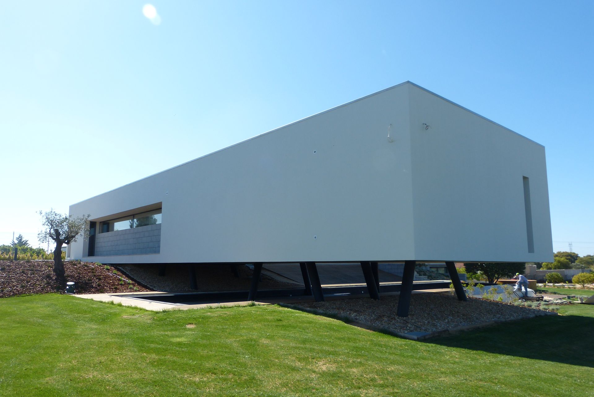 Caixilharia em alumínio e pvc, estores exteriores e interiores.