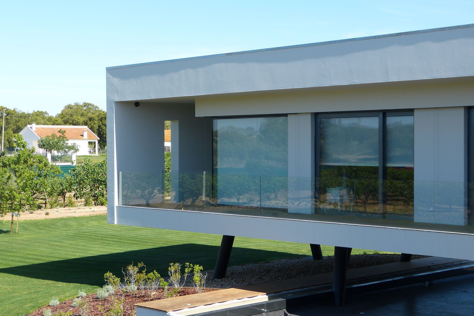 Caixilharia em aluCaixilharia em alumínio e pvc, estores exteriores e interiores.mínio e pvc, estores exteriores e interiores.