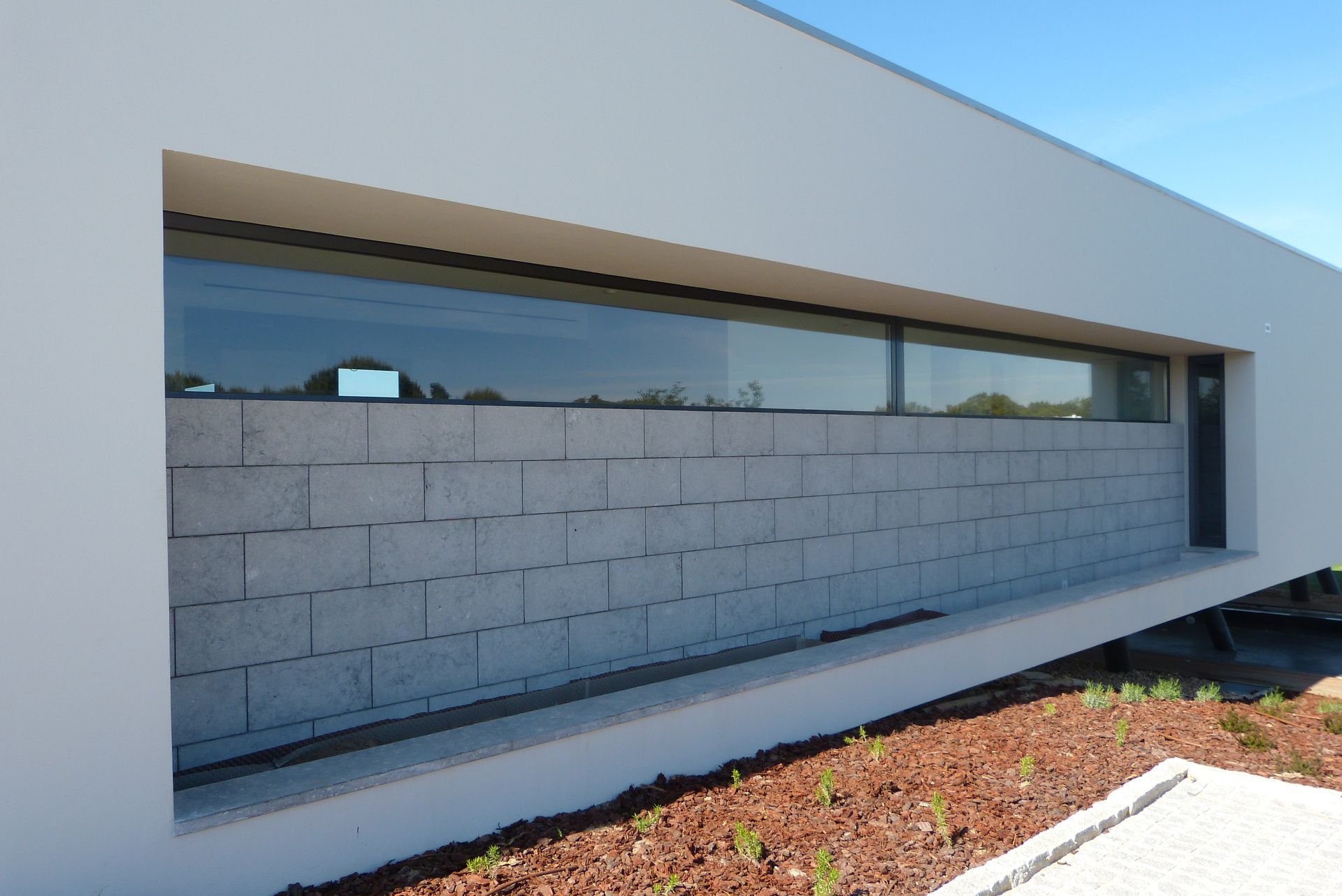 Caixilharia em alumínio e pvc, estores exteriores e interiores.