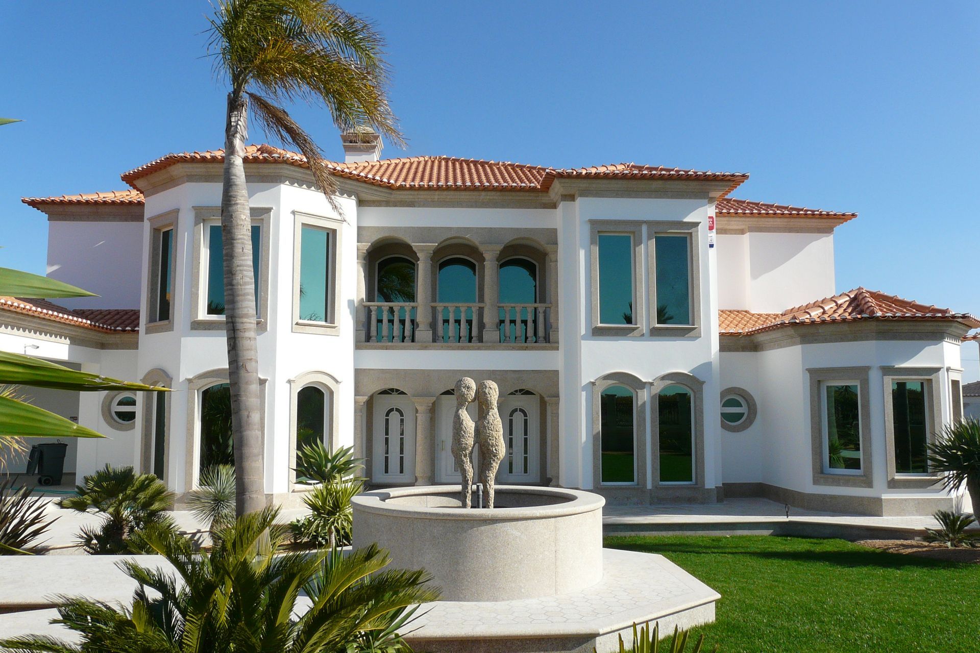 Caixilharia em alumínio e pvc, estores exteriores e interiores.