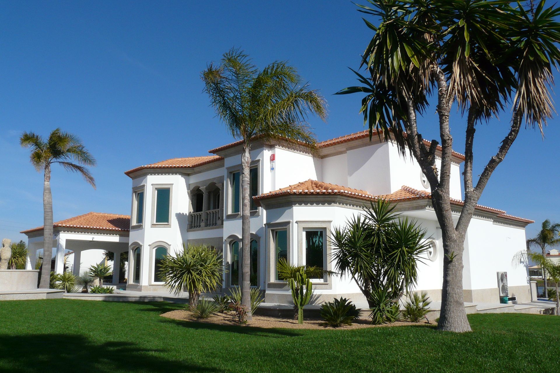 Caixilharia em alumínio e pvc, estores exteriores e interiores.