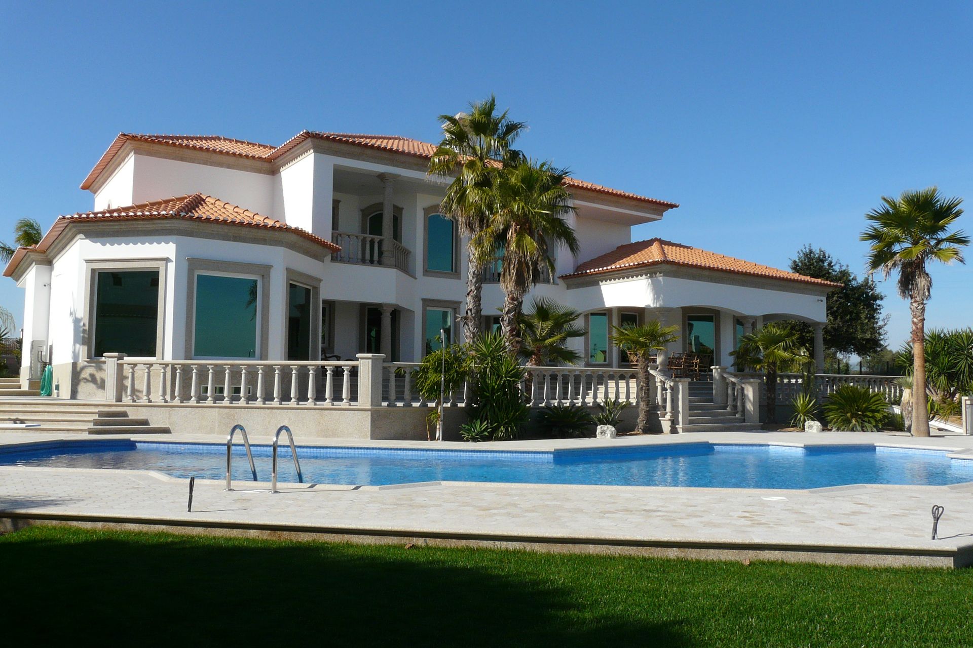 Caixilharia em alumínio e pvc, estores exteriores e interiores.