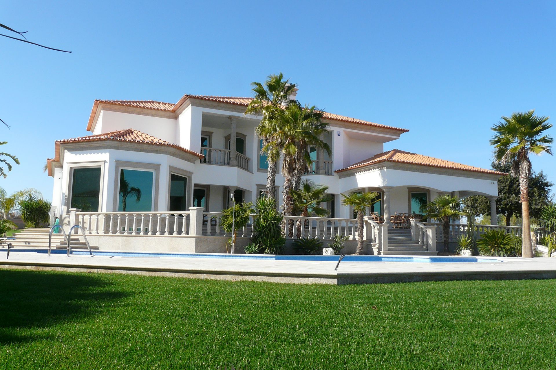 Caixilharia em alumínio e pvc, estores exteriores e interiores.