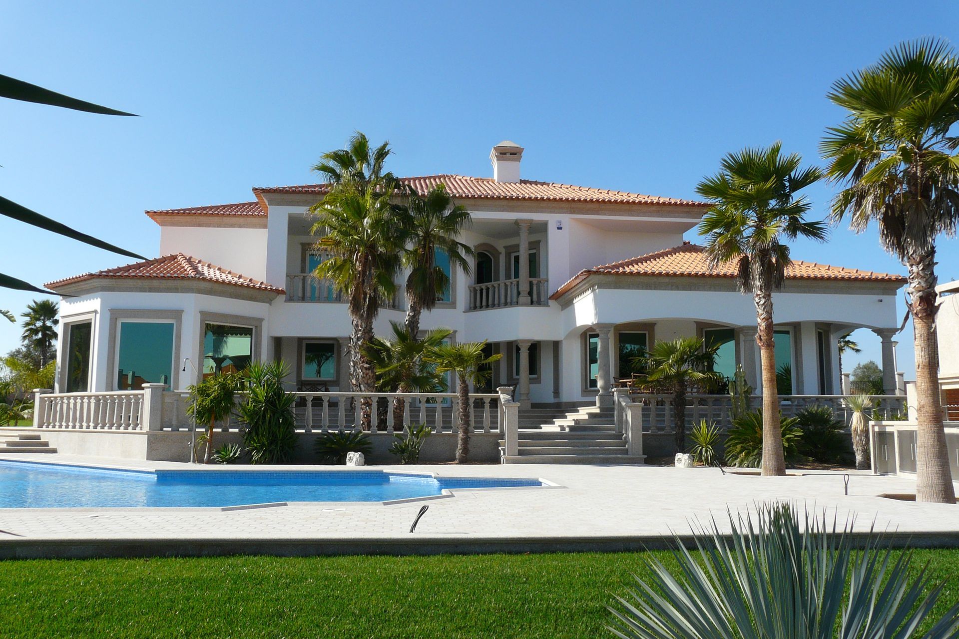 Caixilharia em alumínio e pvc, estores exteriores e interiores.