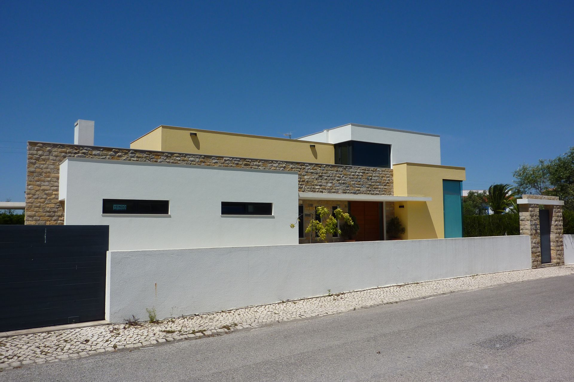 Caixilharia em alumínio e pvc, estores exteriores e interiores.