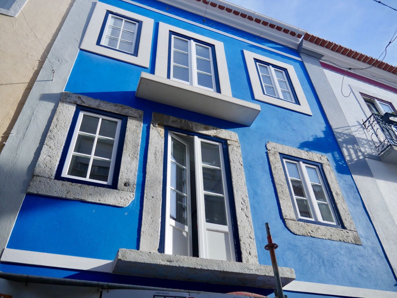 Caixilharia em alumínio e pvc, estores exteriores e interiores.