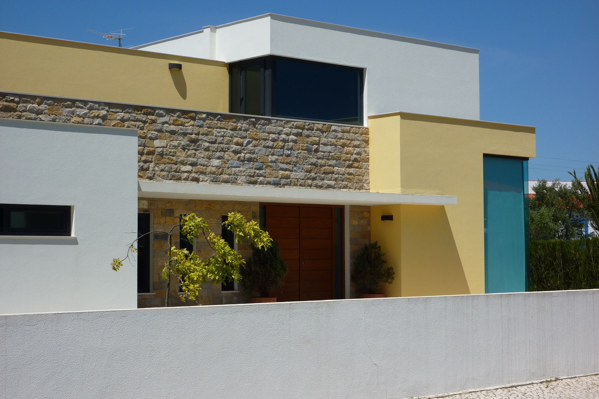 Caixilharia em alumínio e pvc, estores exteriores e interiores.