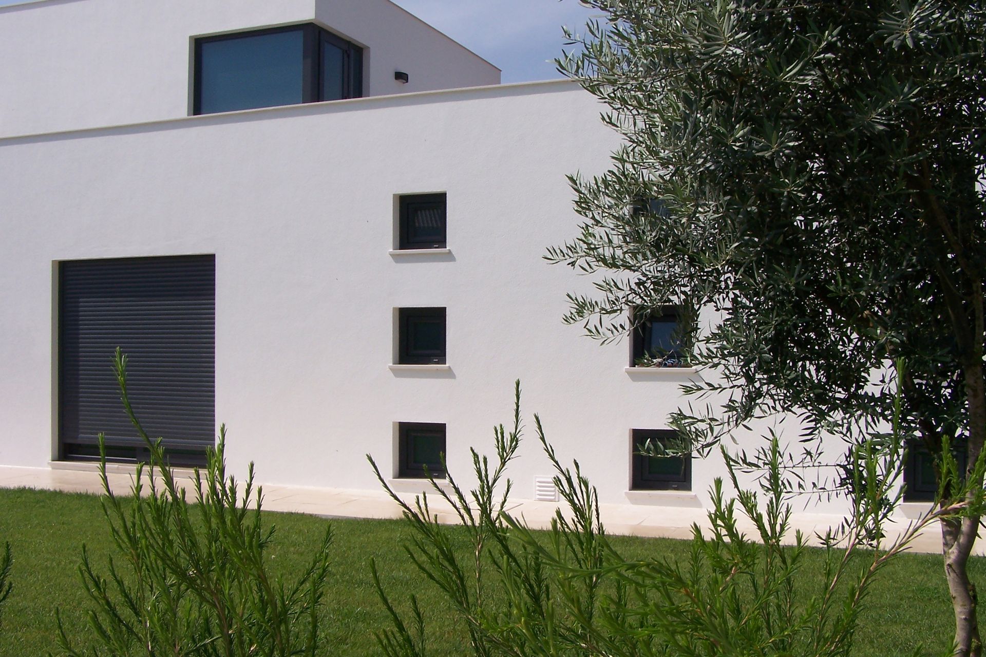 Caixilharia em alumínio e pvc, estores exteriores e interiores.