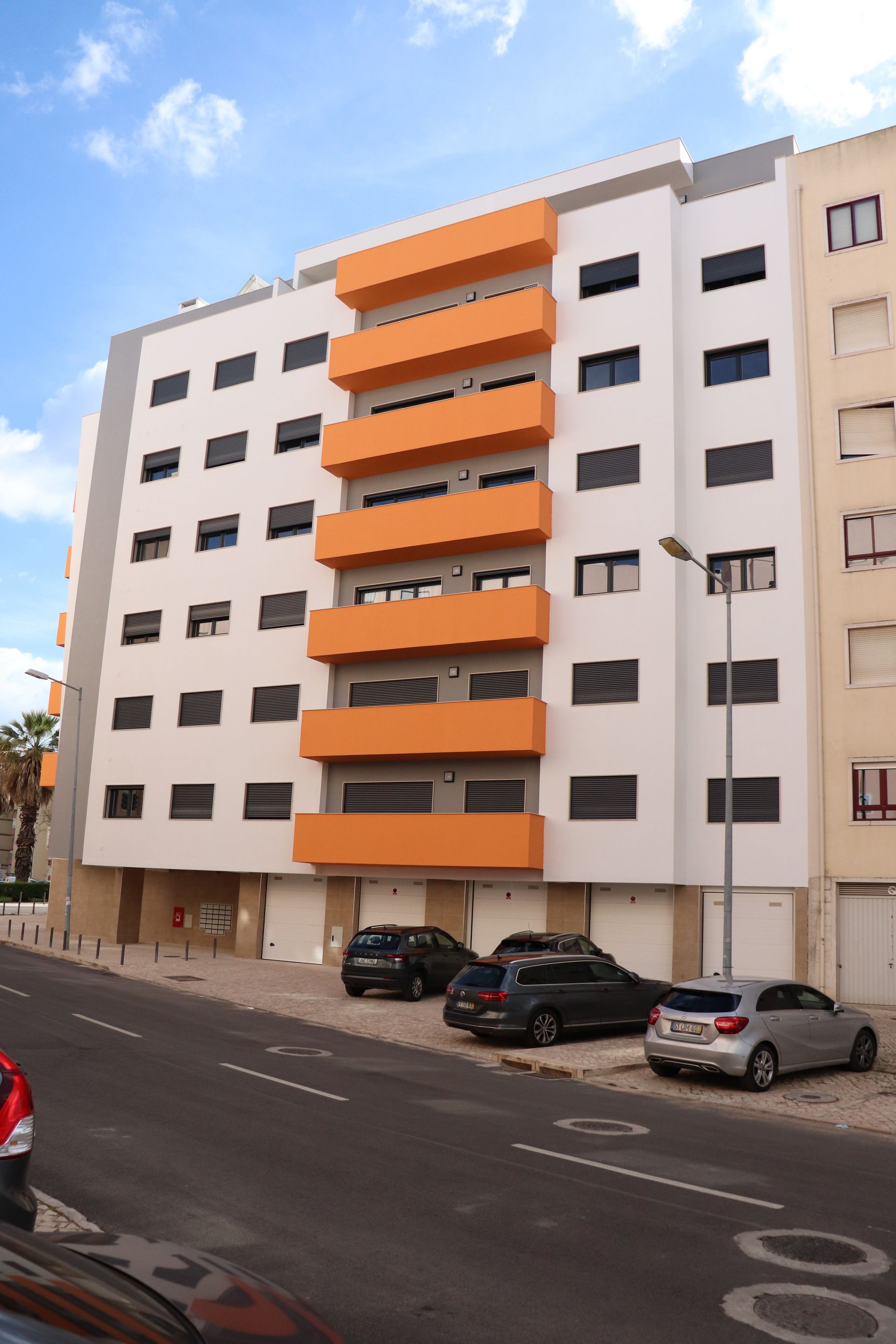 Caixilharia em alumínio e pvc, estores exteriores e interiores.