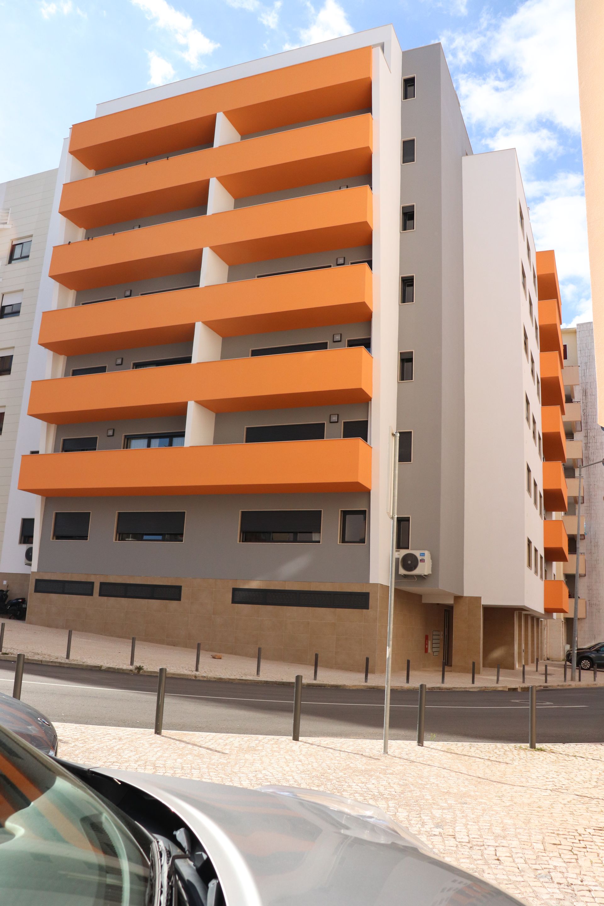 Caixilharia em alumínio e pvc, estores exteriores e interiores.