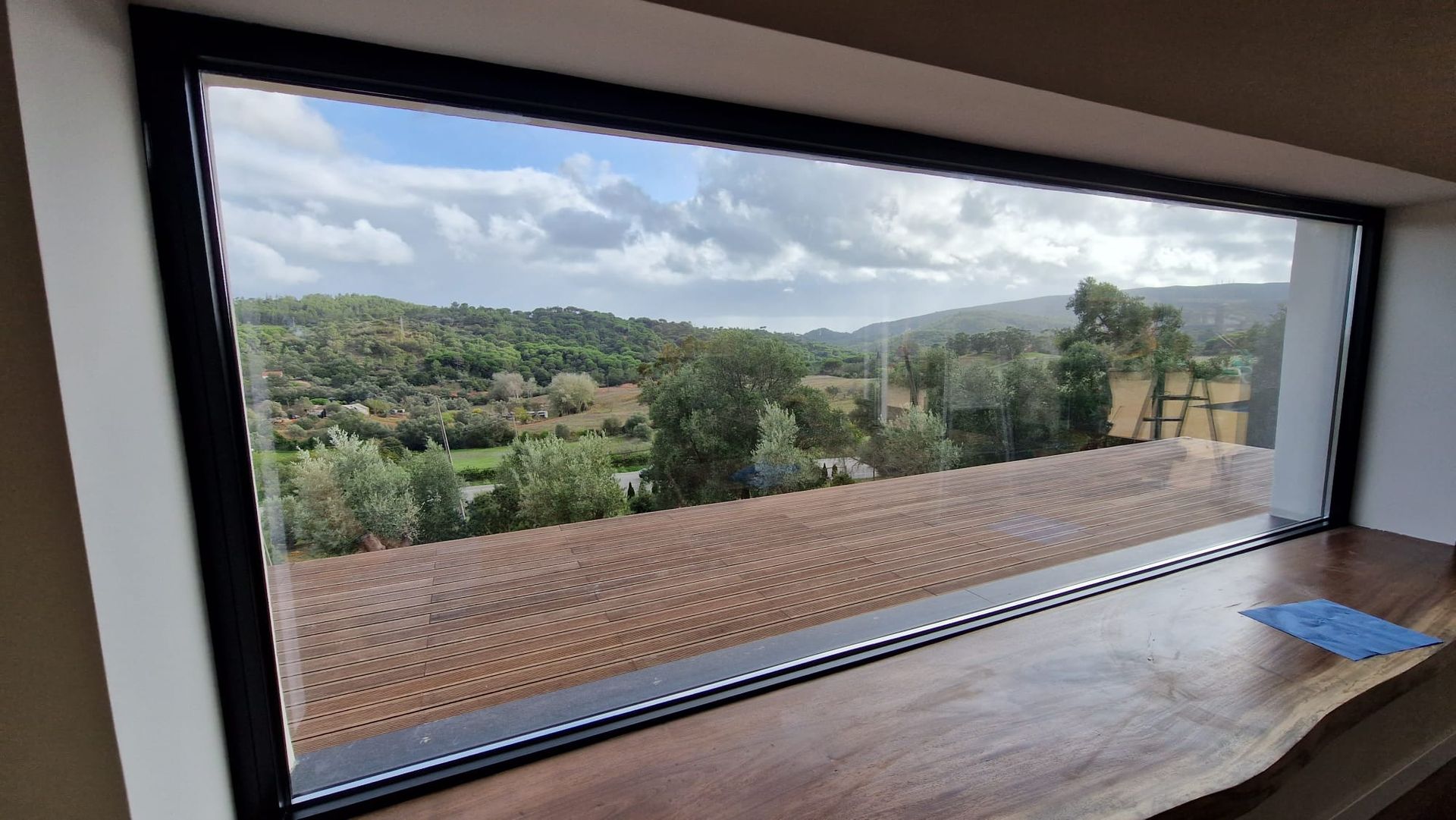 Caixilharia em alumínio e pvc, estores exteriores e interiores.