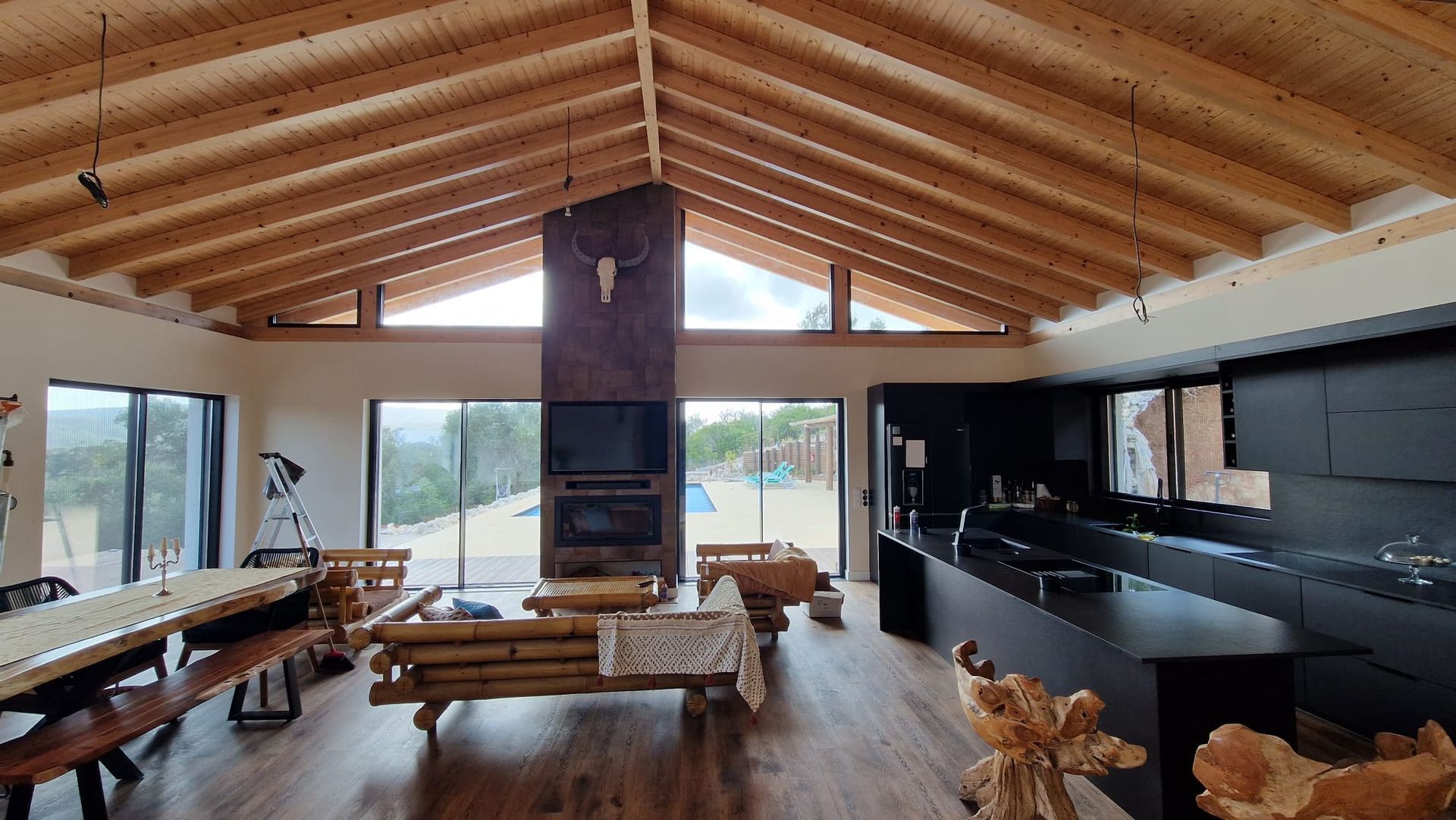 Caixilharia em alumínio e pvc, estores exteriores e interiores.