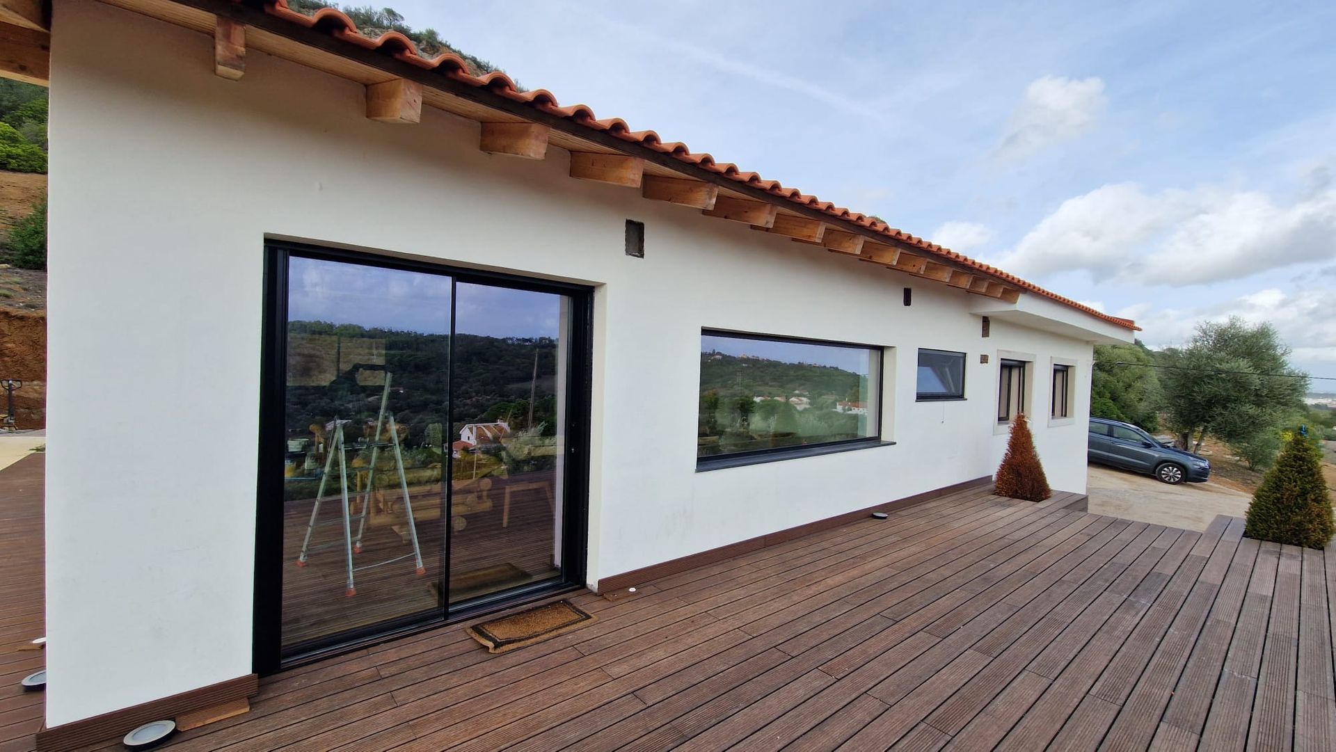 Caixilharia em alumínio e pvc, estores exteriores e interiores.