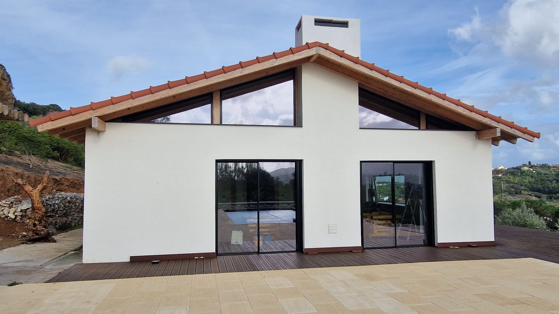 Caixilharia em alumínio e pvc, estores exteriores e interiores.