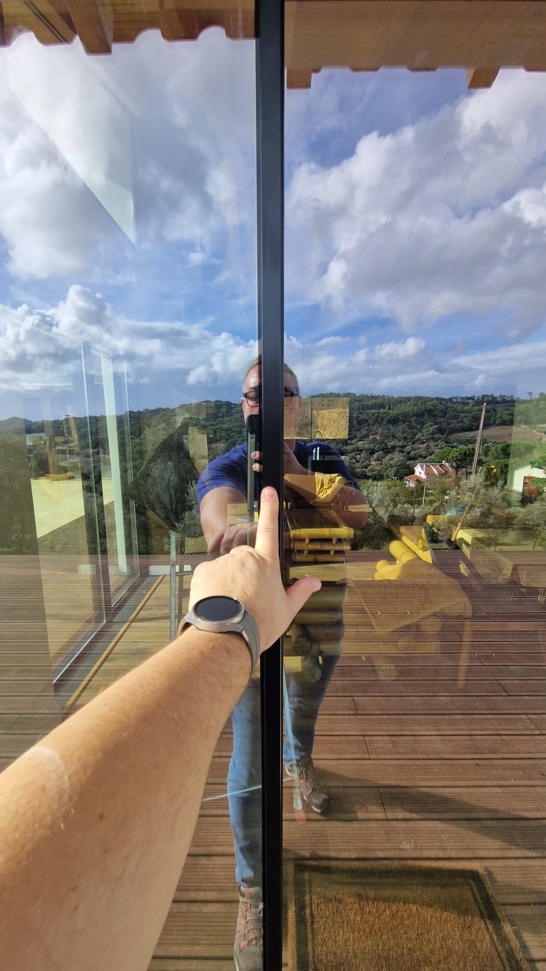 Caixilharia em alumínio e pvc, estores exteriores e interiores.