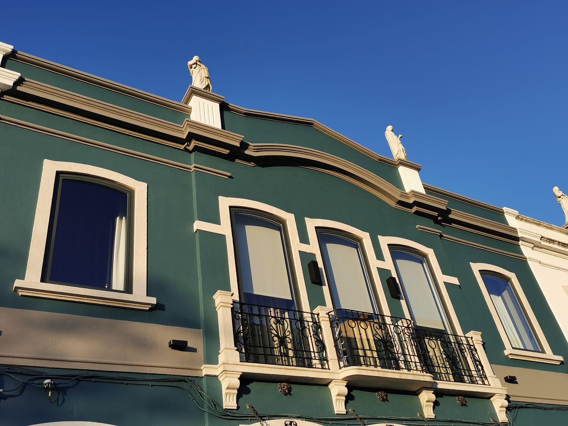 Caixilharia em alumínio e pvc, estores exteriores e interiores.