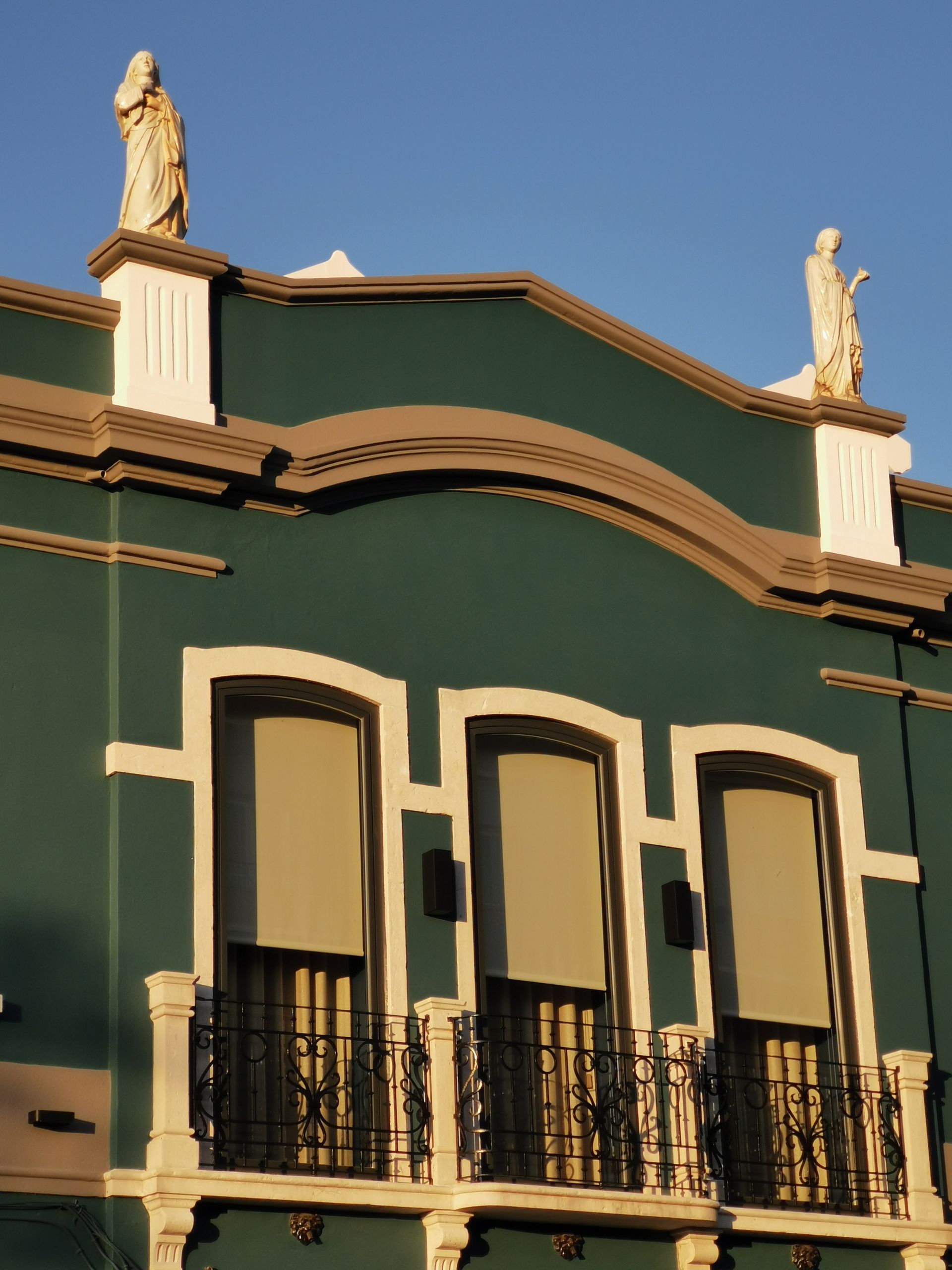 Caixilharia em alumínio e pvc, estores exteriores e interiores.