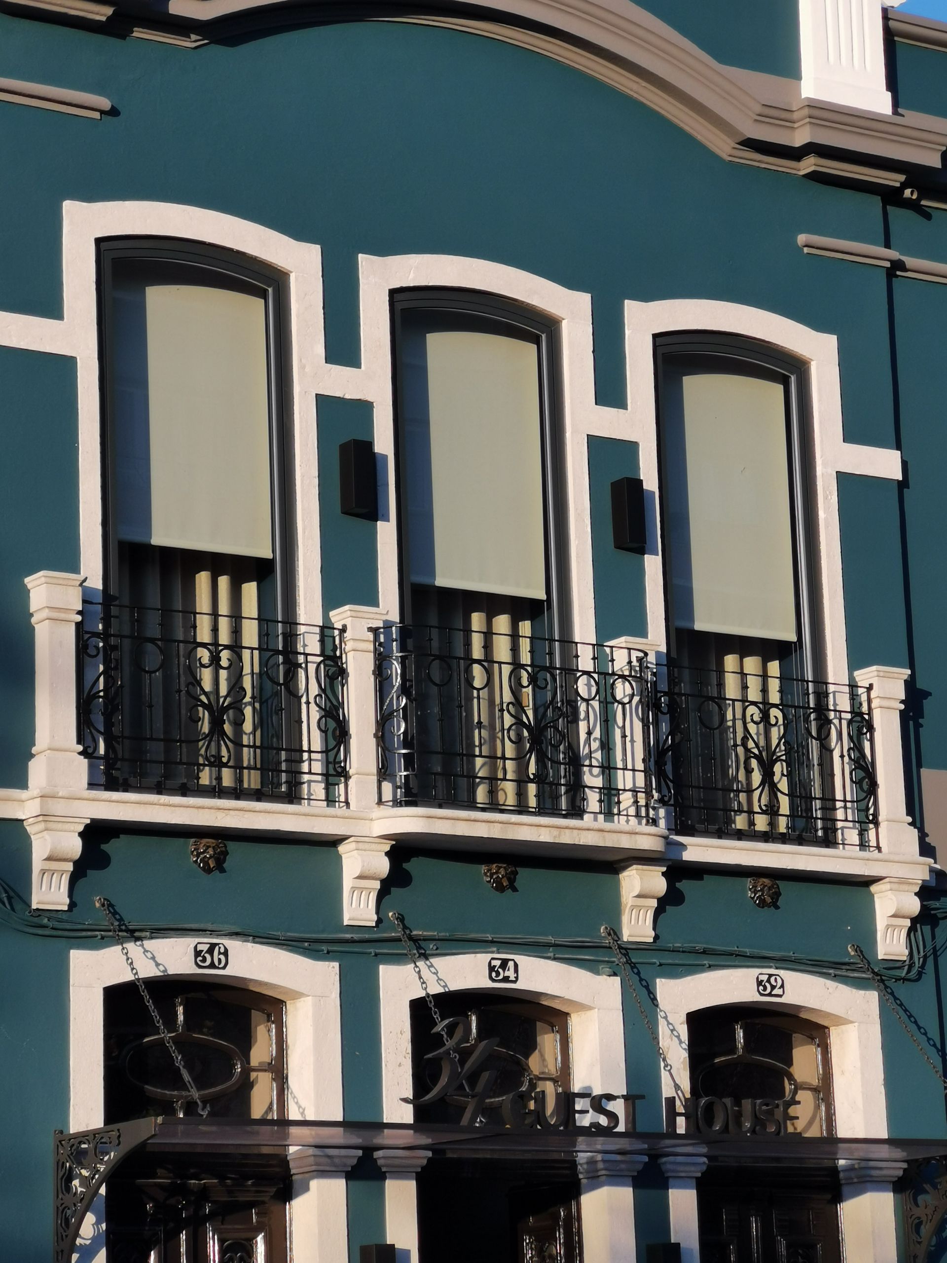 Caixilharia em alumínio e pvc, estores exteriores e interiores.