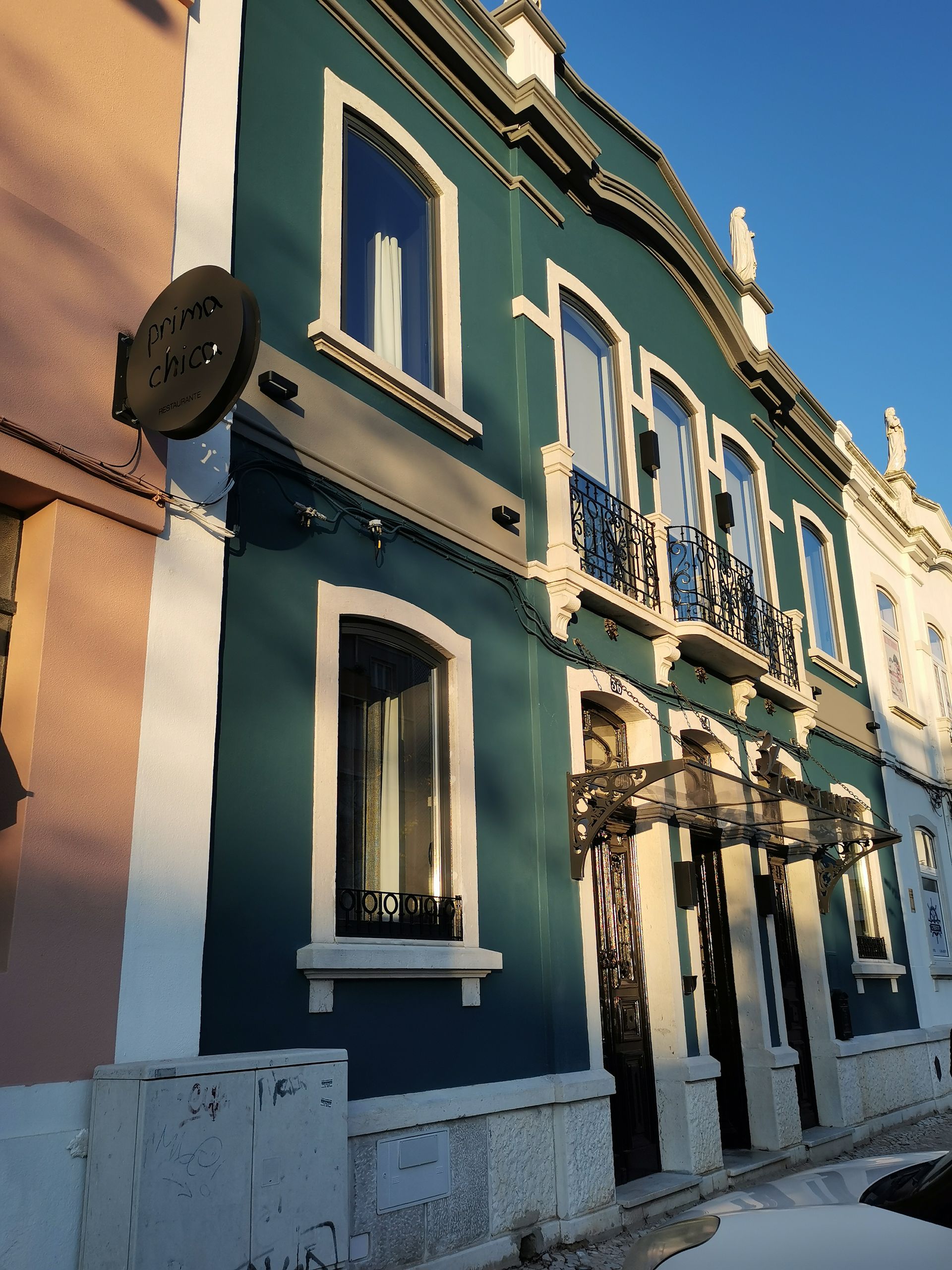 Caixilharia em alumínio e pvc, estores exteriores e interiores.