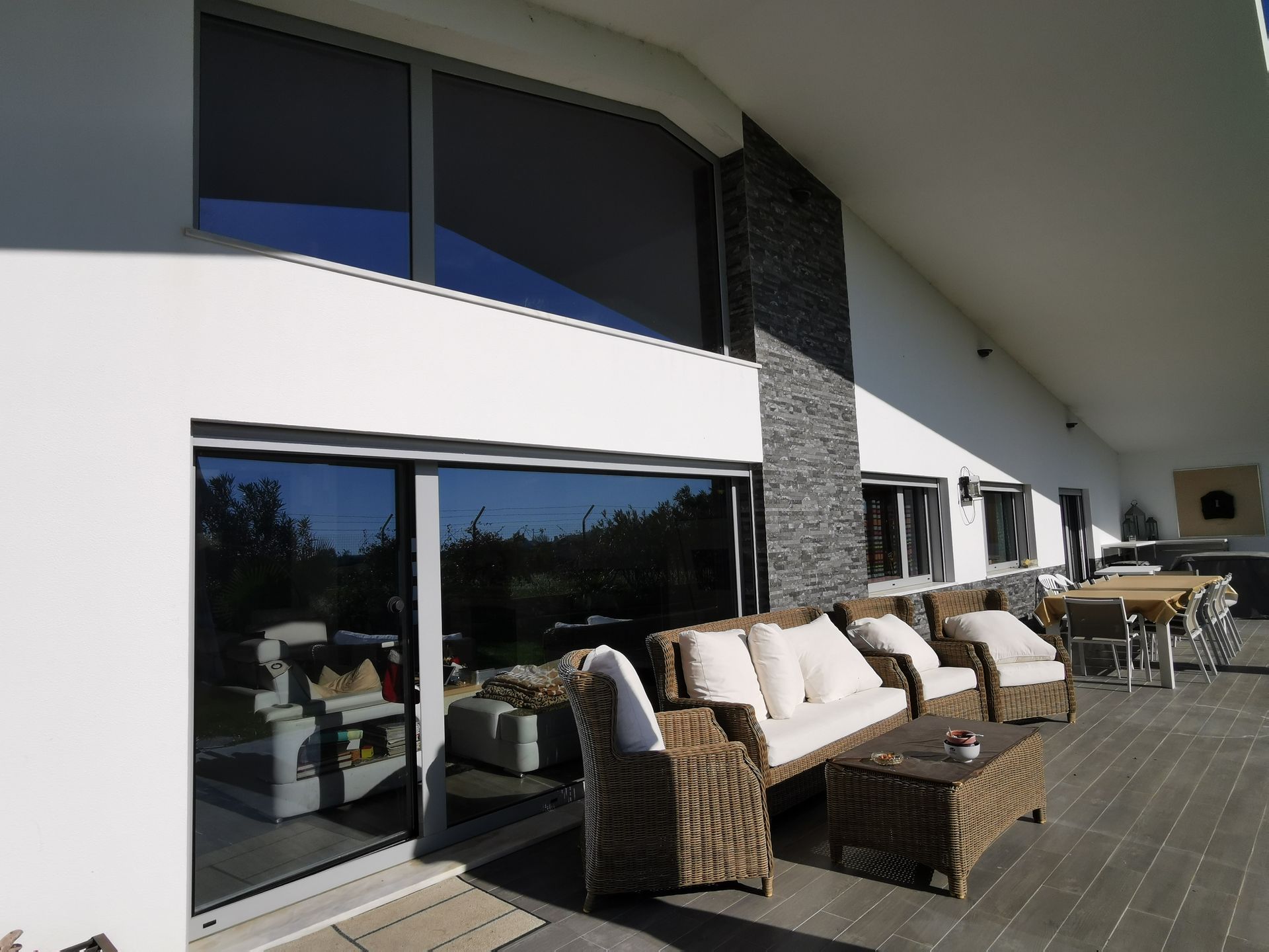 Caixilharia em alumínio e pvc, estores exteriores e interiores.