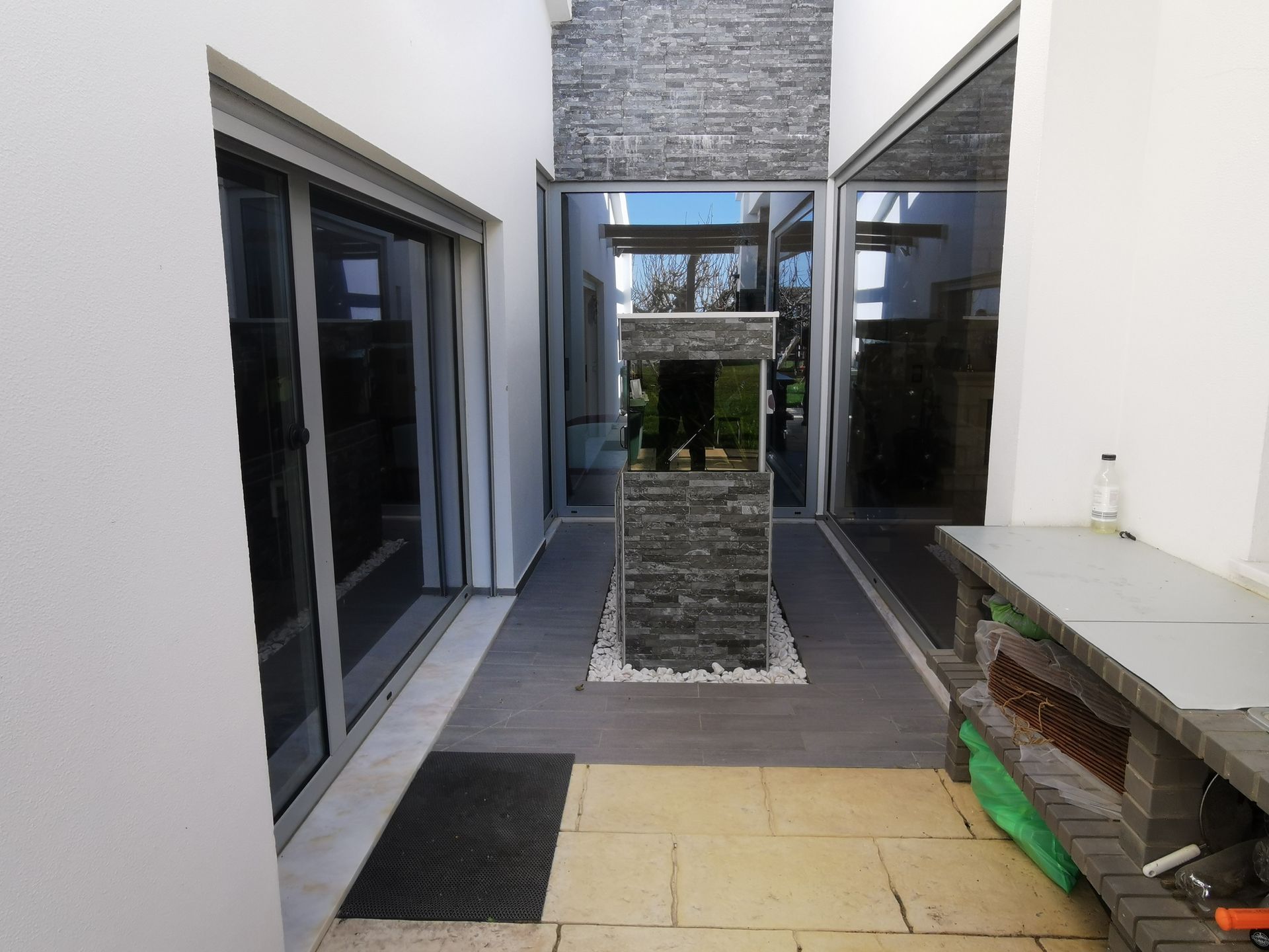 Caixilharia em alumínio e pvc, estores exteriores e interiores.