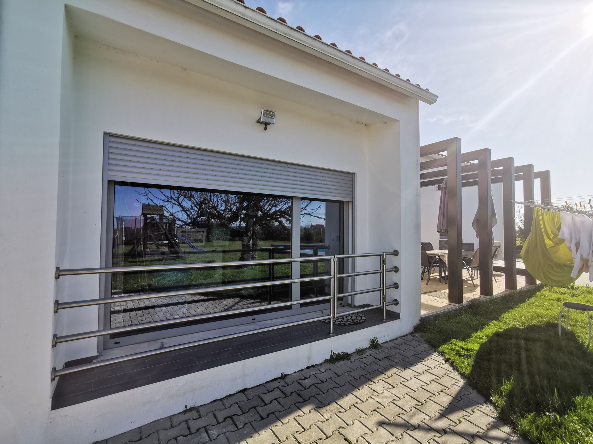 Caixilharia em alumínio e pvc, estores exteriores e interiores.