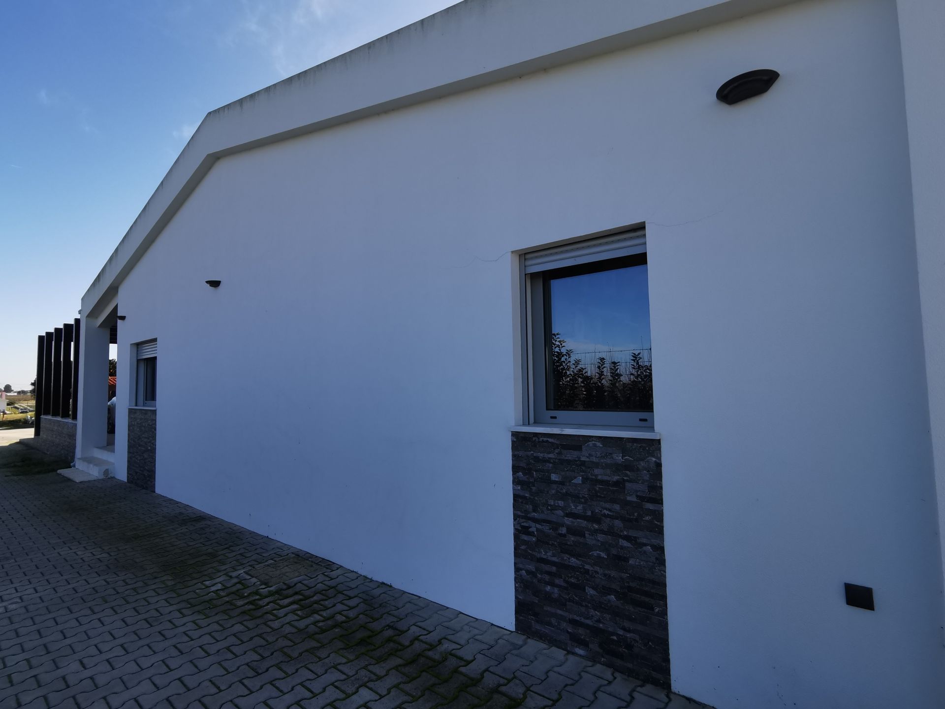 Caixilharia em alumínio e pvc, estores exteriores e interiores.