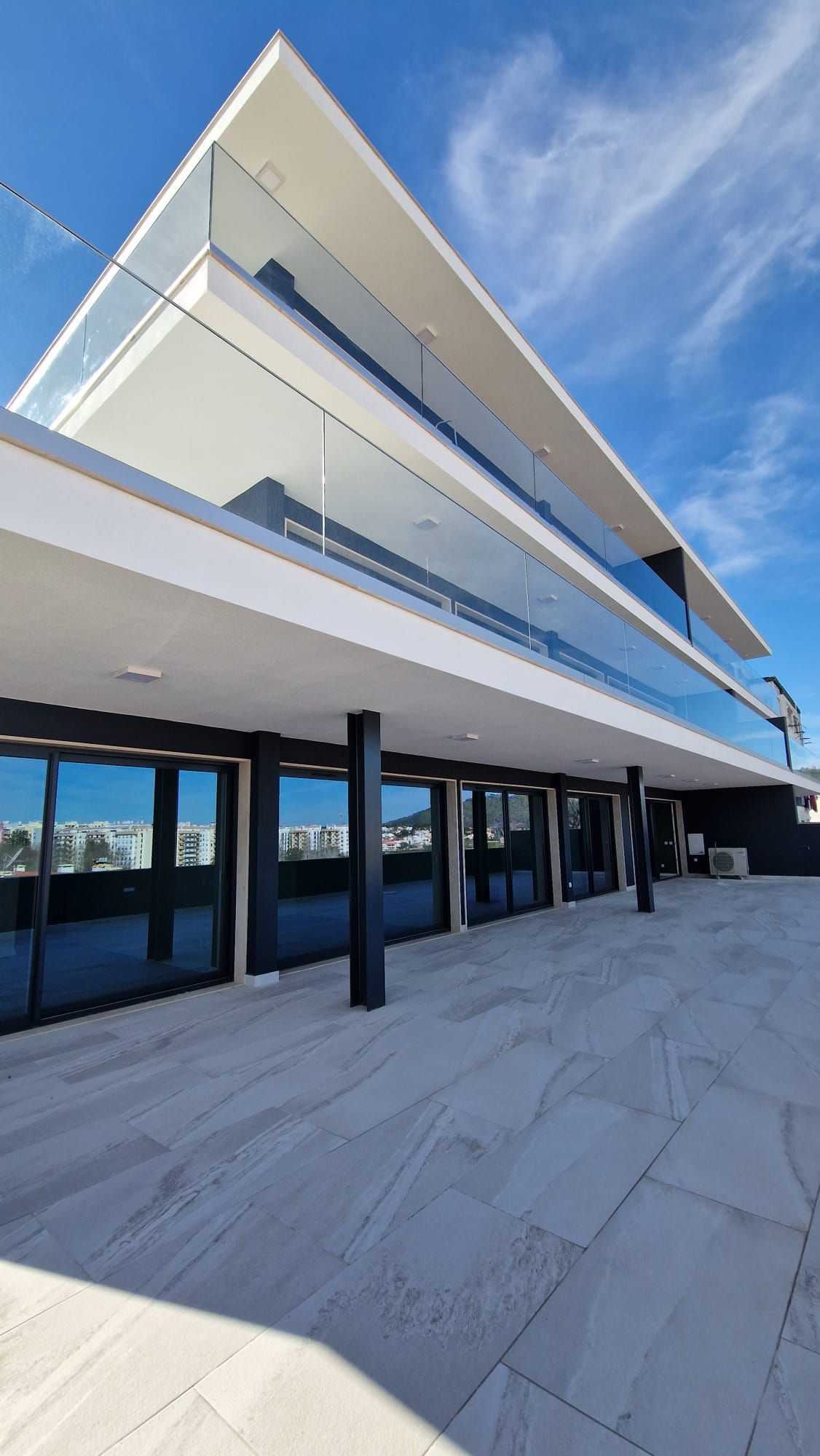 Caixilharia em alumínio e pvc, estores exteriores e interiores.