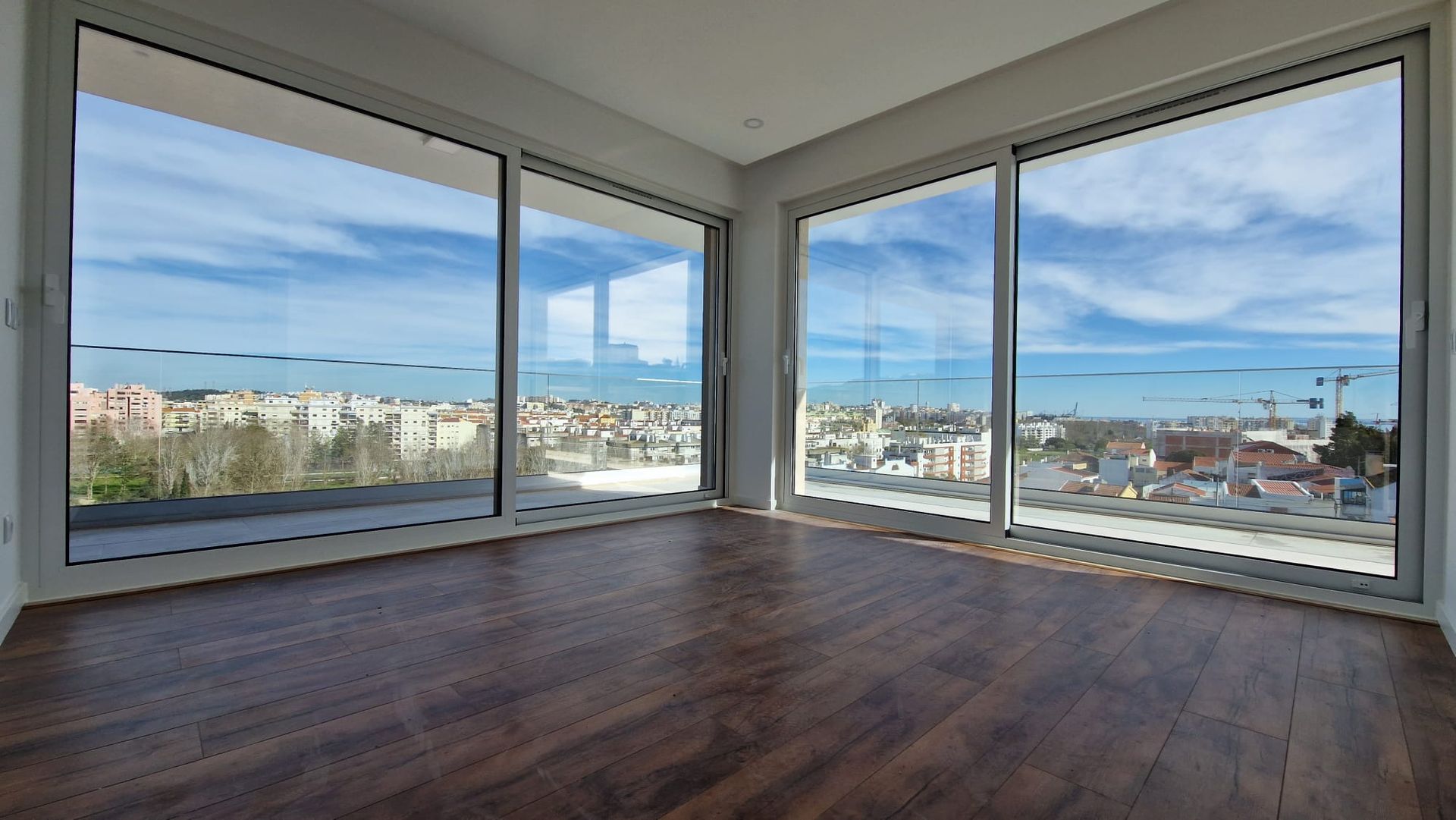 Caixilharia em alumínio e pvc, estores exteriores e interiores.