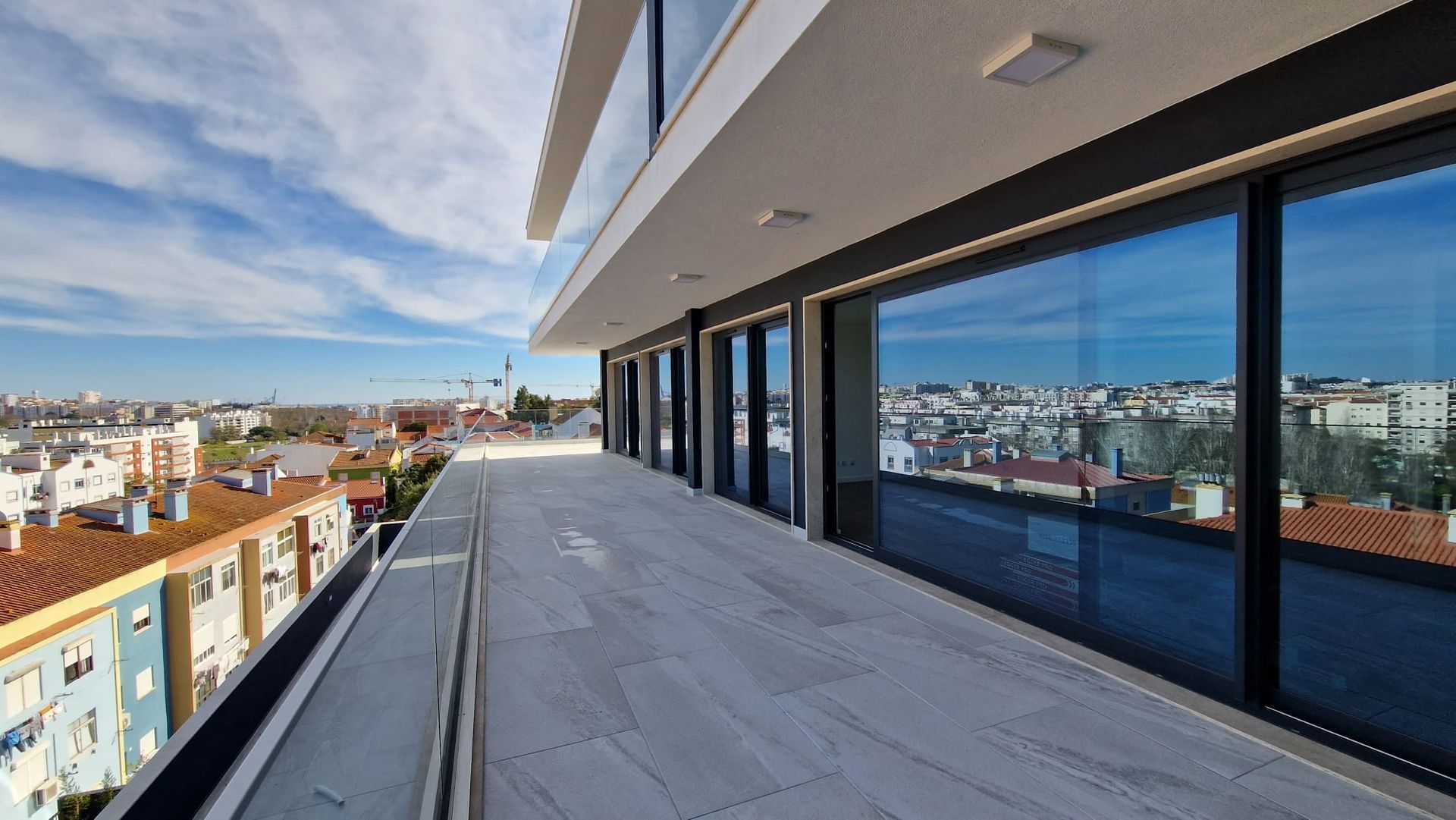 Caixilharia em alumínio e pvc, estores exteriores e interiores.