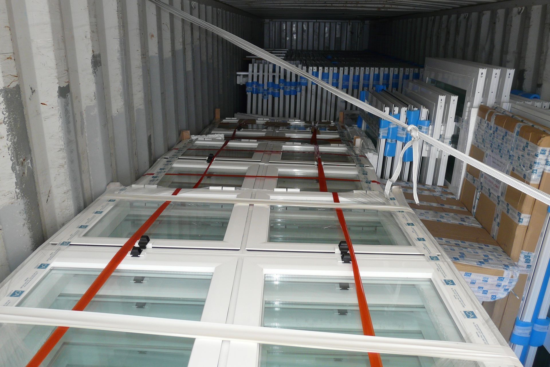 Caixilharia em alumínio e pvc, estores exteriores e interiores.