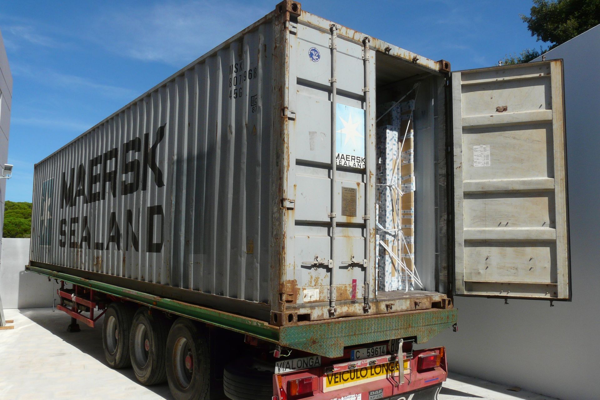 Caixilharia em alumínio e pvc, estores exteriores e interiores.